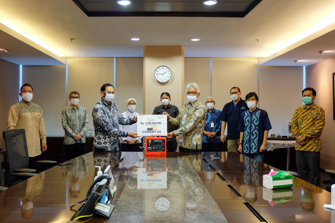 Adaro menyerahkan bantuan Rp2,5 miliar kepada UI untuk pengembangan dan distribusi ventilator COVENT-20