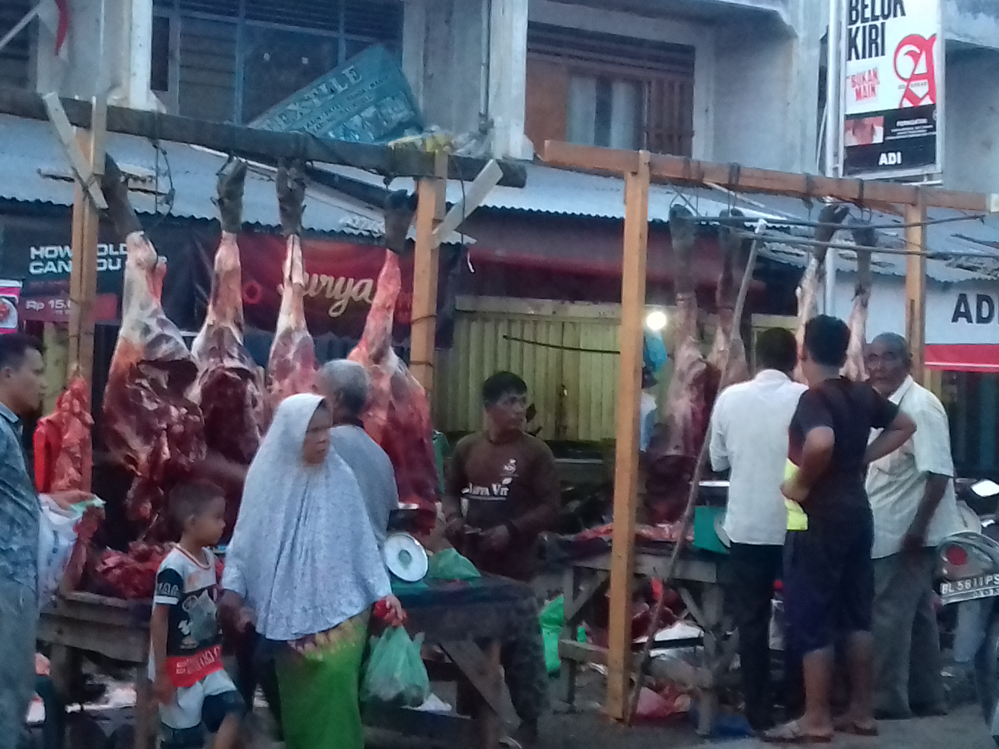Aktivitas warga saat jual beli daging di Pasar Garot, Kecamatan Indrajaya, Kabupaten Pidie, Provinsi Aceh.