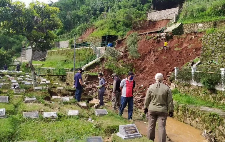 Sejumlah makam longsor di TPU Cikutra, Kota Bandung.