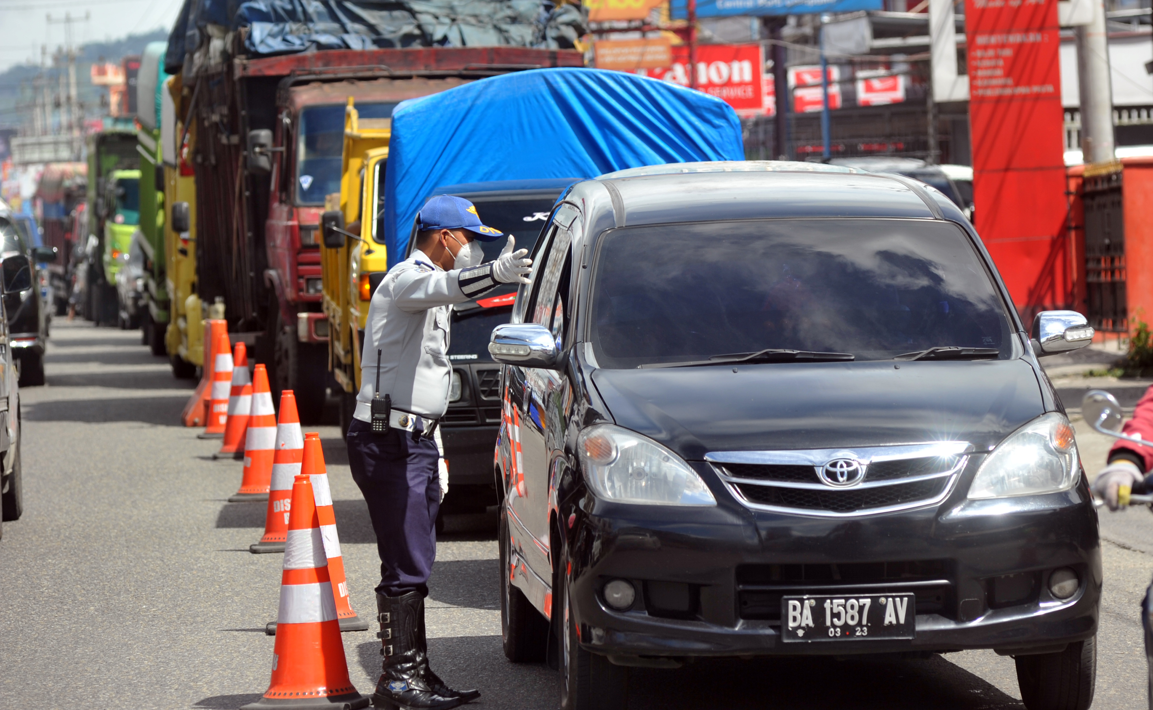 Antrean kendaraan di pintu masuk Kota Bukittinggi di Simpang Jambu Air, Kabupaten Agam, Sumatra Barat, Sabtu (9/5).