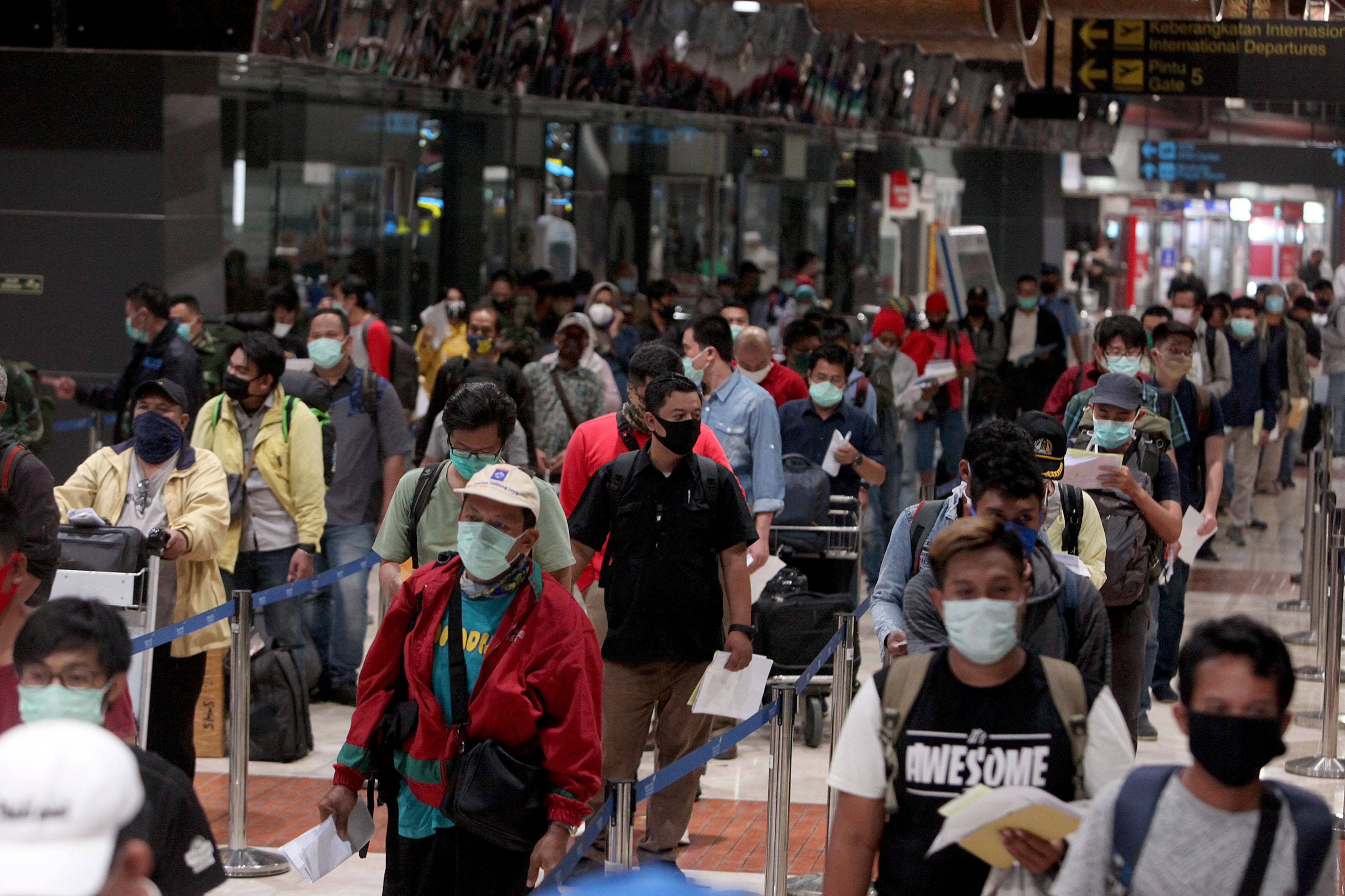 Antrian calon penumpang  untuk pemeriksaan dokumen di Terminal 2, Bandara Soekarno-Hatta, Tangerang, Jumat (15/5/2020)