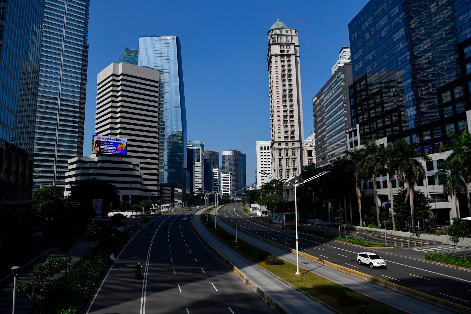 Pusat perkantoran di Jalan JenderalSudirman, Jakarta Pusat yang lengang saat pandemi covid-19