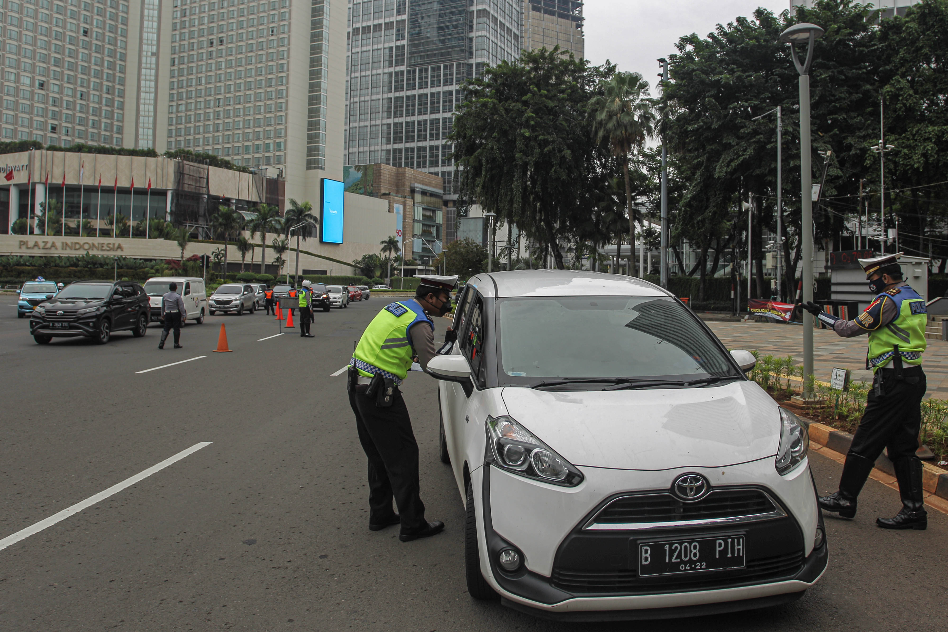 Kepolisian Polda Metro Jaya dan Dinas Perhubungan Pemprov DKI Jakarta melakukan penindakan pelanggaran PSBB di Bundaran HI