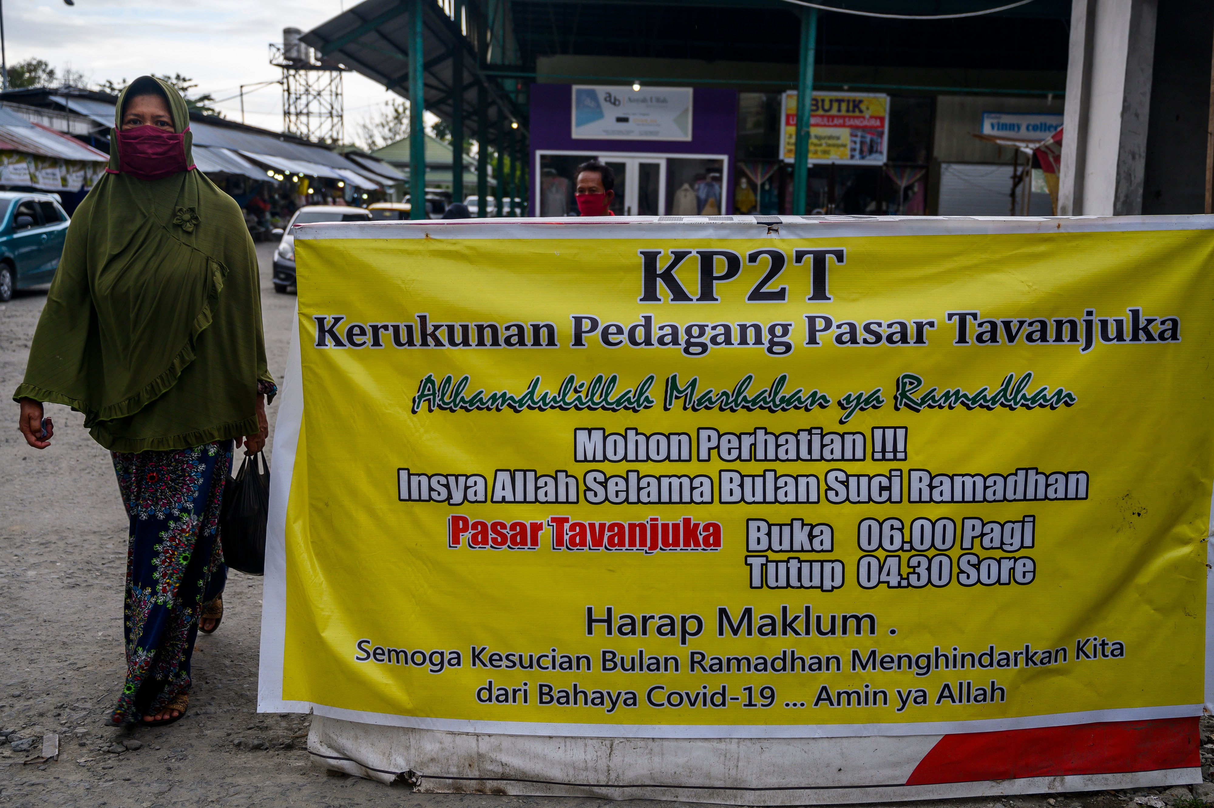 Spanduk di Pasar Tavanjuka, Palu, Sulawesi Tengah, tentang peringatan akan wabah virus korona.