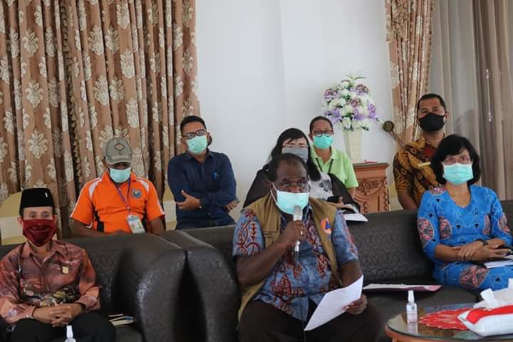 Bupati Sorong Johny Kamuru memberikan penjelasan mengenai langkah penanganan covid-19.