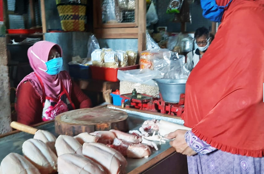 Sembako di 5 pasar utama di Kota Solo masih fluktuatif harganya di pekan kedua Ramadan dan situasi pandemi korona.