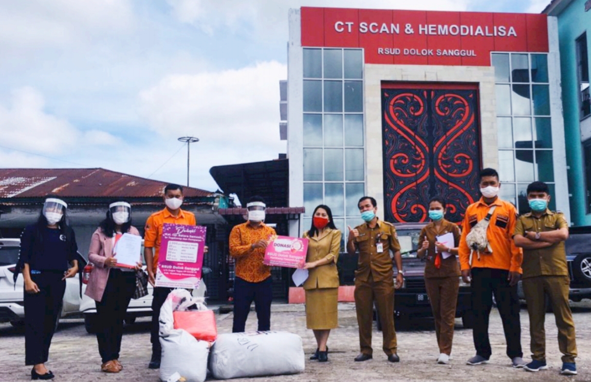 Penyerahan bantuan alat pelindung diri kepada Rumah Sakit Umum Daerah (RSUD) Dolok Sanggul, Kabuapten Humbang Hasundutan, Sumatera Utara. 