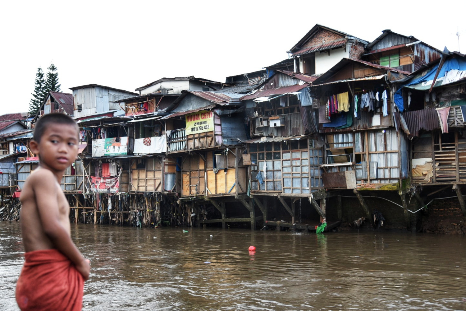 Wrga DKI tinggal di pinggiran kali