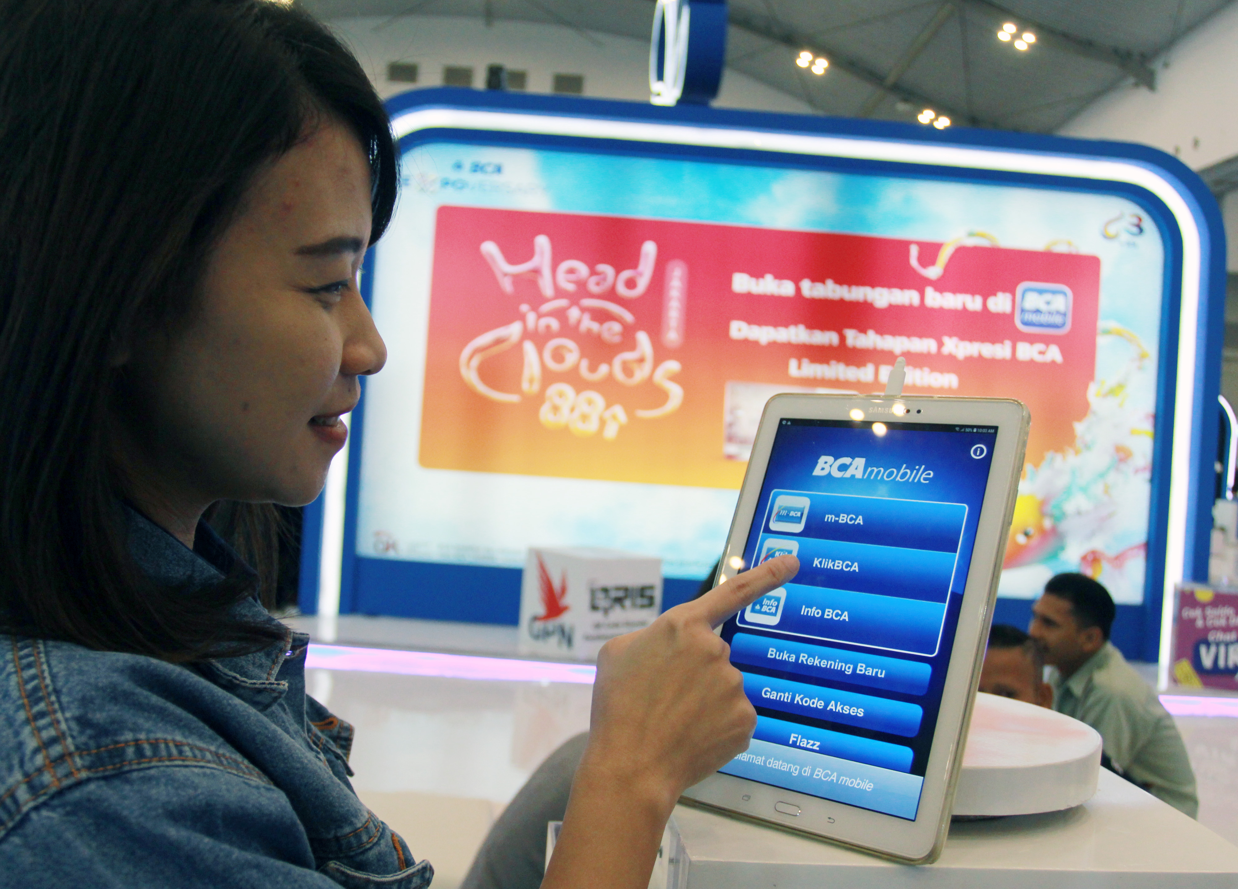 Pengunjung mencoba produk perbankan digital yang ada di BCA Expoversary 2020 di Indonesia Convention Exebation, Tangerang, Banten