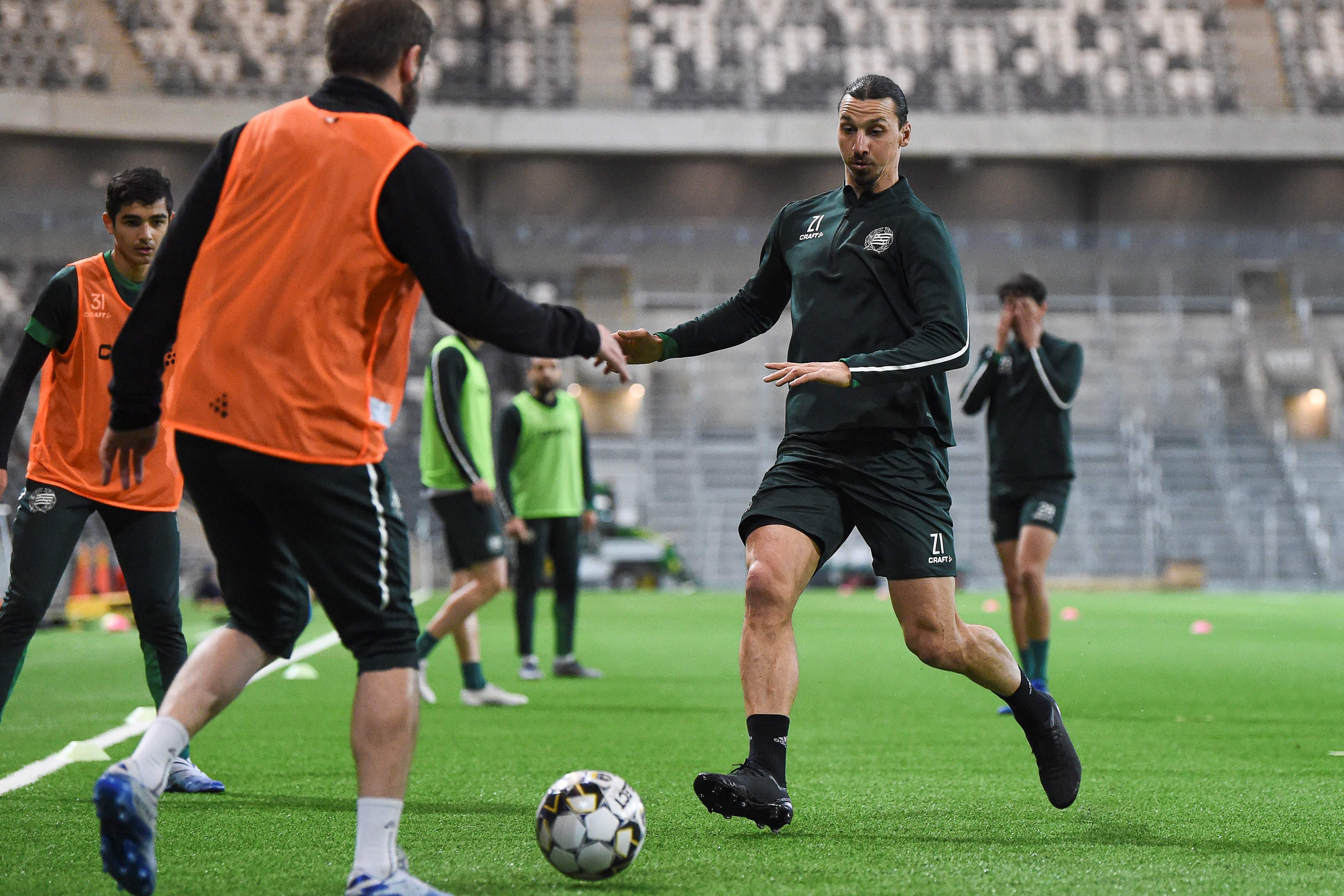 Ilustrasi -- Pemain AC Milan Zlatan Ibrahimovic melakukan proses latihan