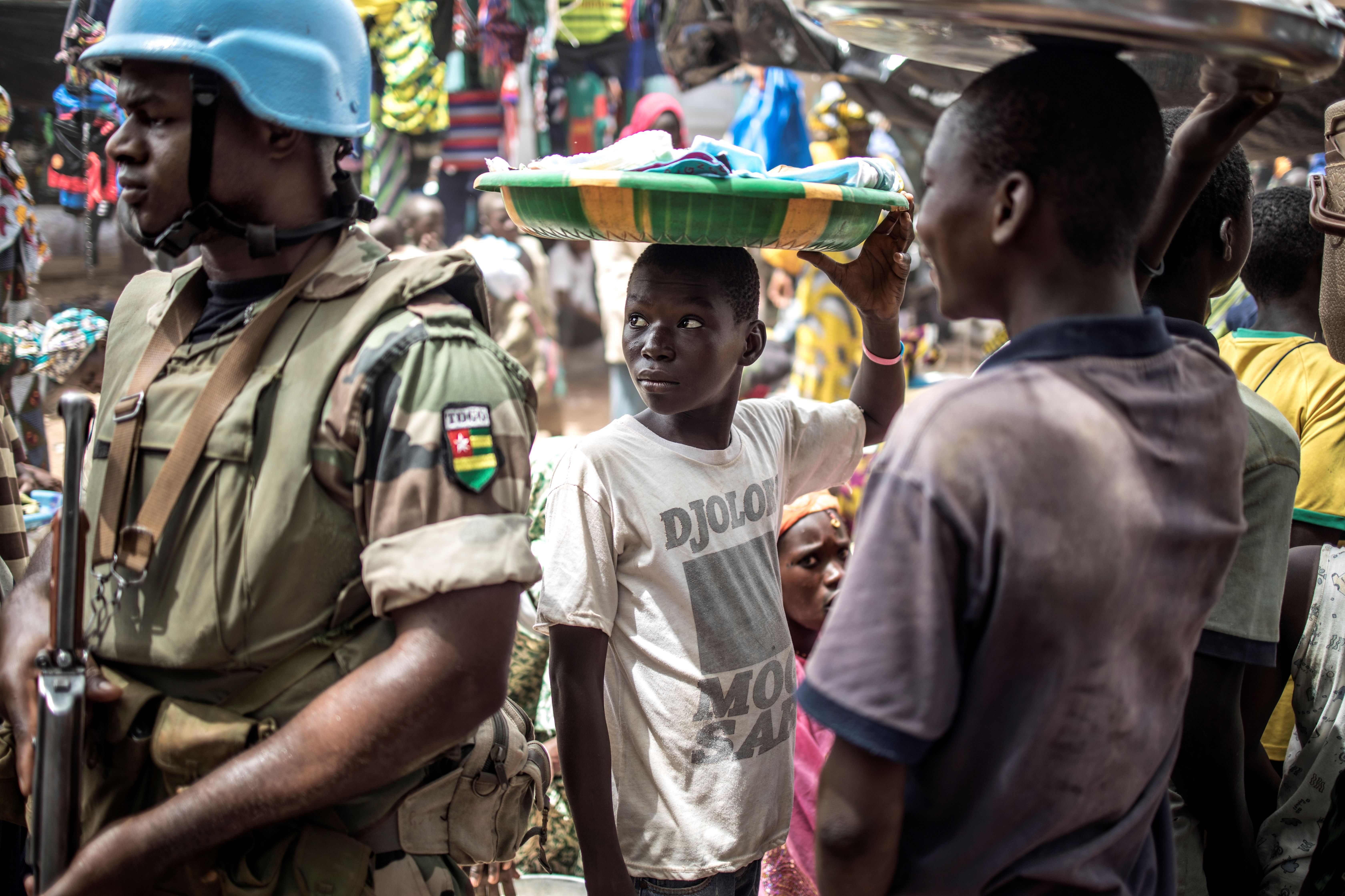 Seorang anggota misi perdamaian PBB di Mali (MINUSMA) berjaga-jaga di sebuah pasar di Sofara, Mali.