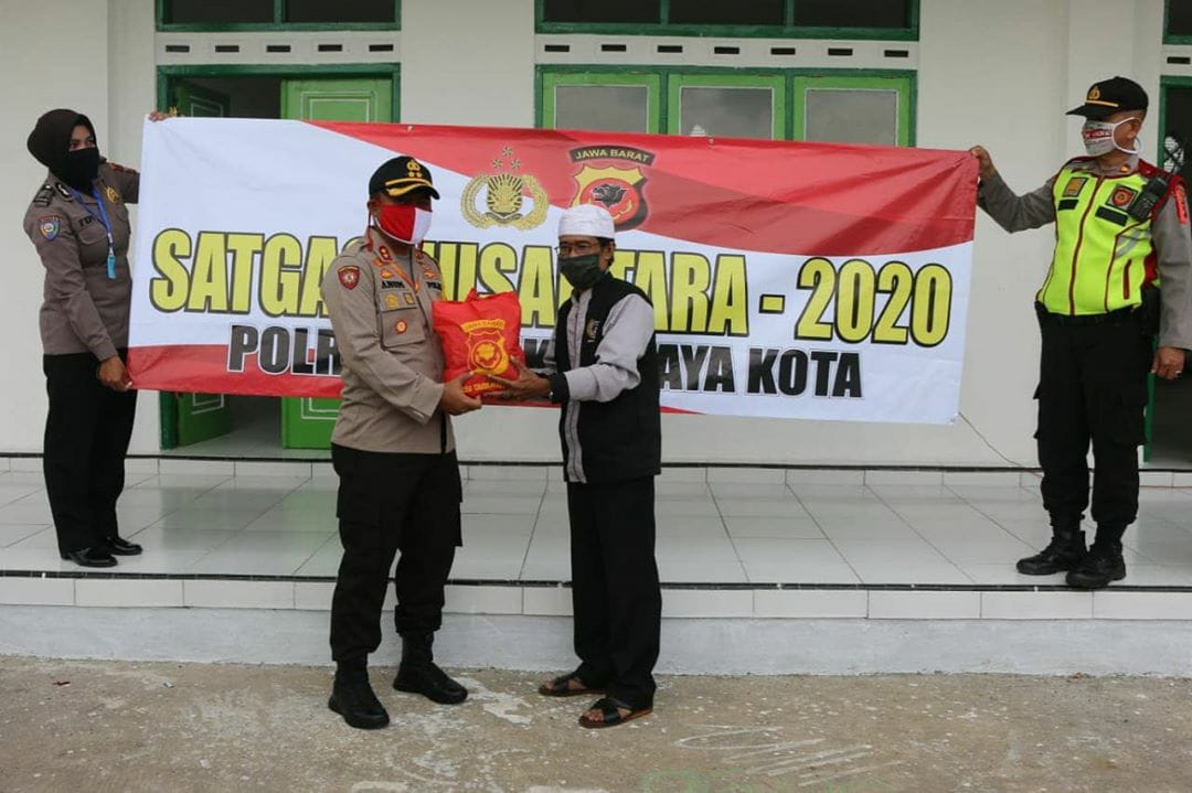 Kapolres Tasikmalaya Kota, AKBP Anom Karibianto memberikan ratusan paket sembako bagi guru ngaji di Tasikmalaya, Rabu (13/5/2020).