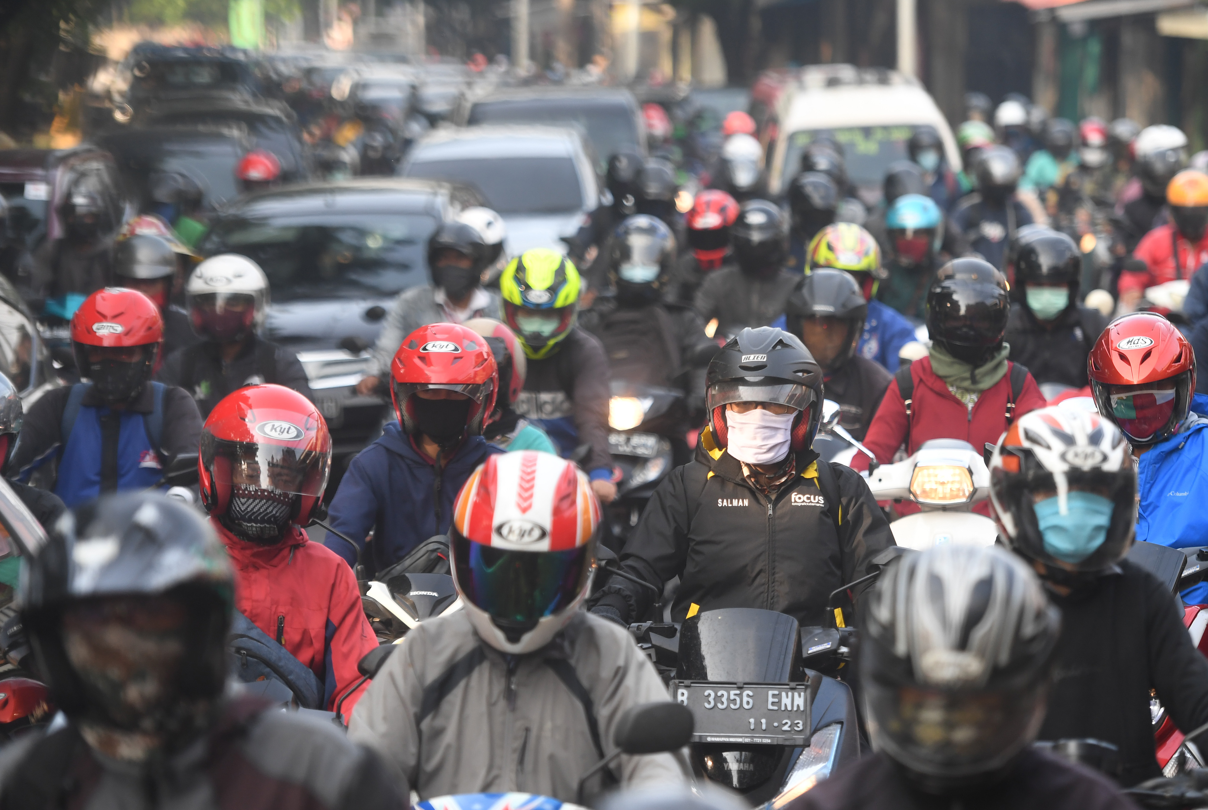 Jalanan dmulai macet di wiayah Lenteng Agung, Jakarta, hari ini.