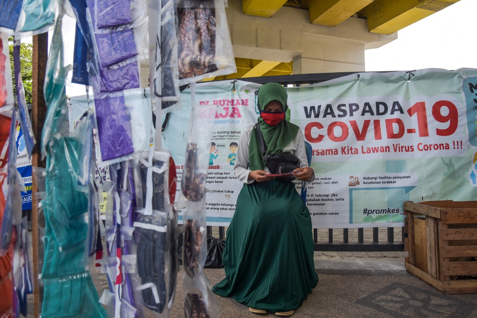 Pedagang kaki lima penjual masker kain di Kota Pekanbaru, Riau, Kamis (30/4).