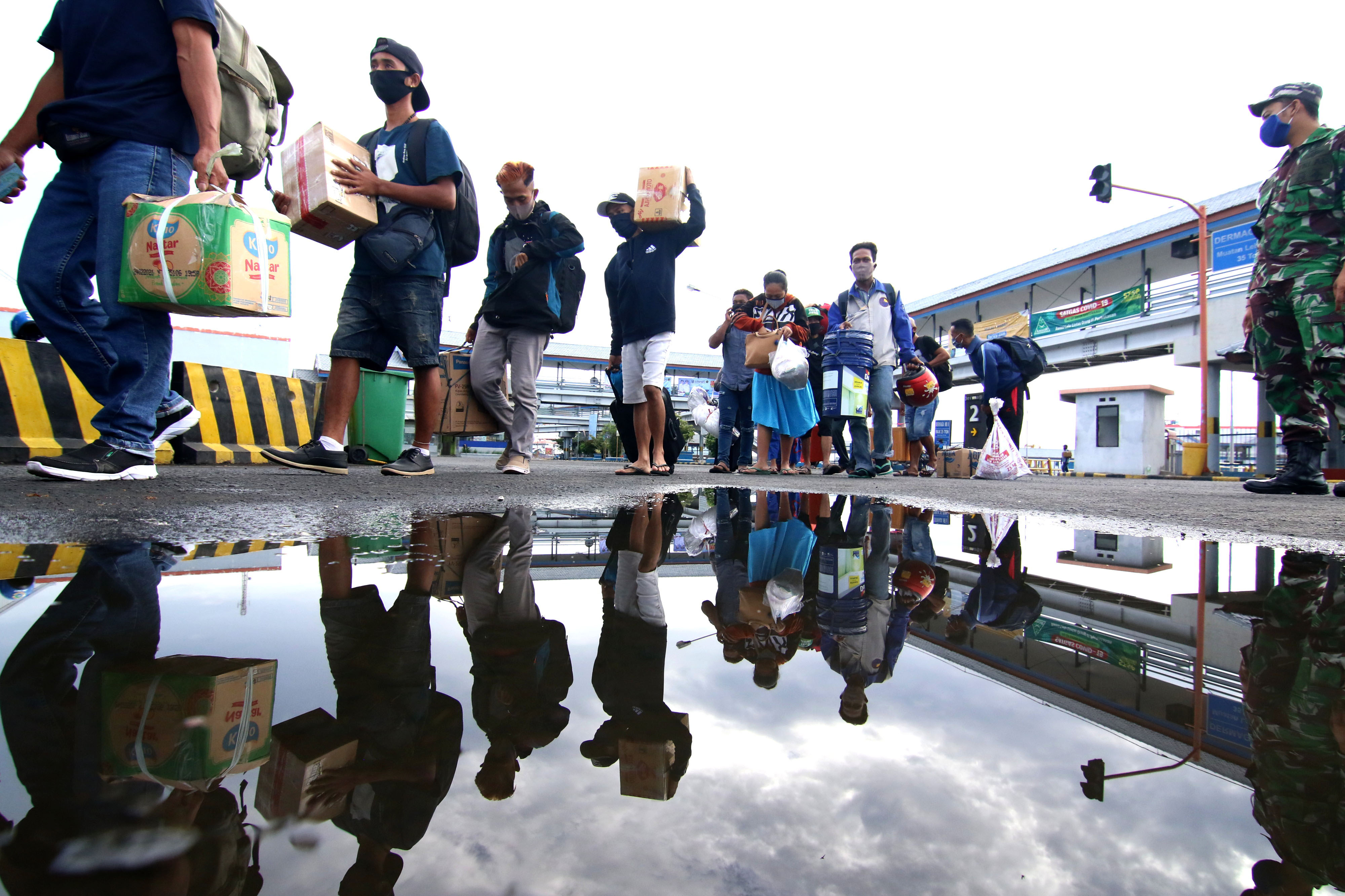 Pemudik dari Bali turun dari kapal di Pelabuhan Ketapang, Banyuwangi, Jawa Timur, Selasa (19/5/2020)