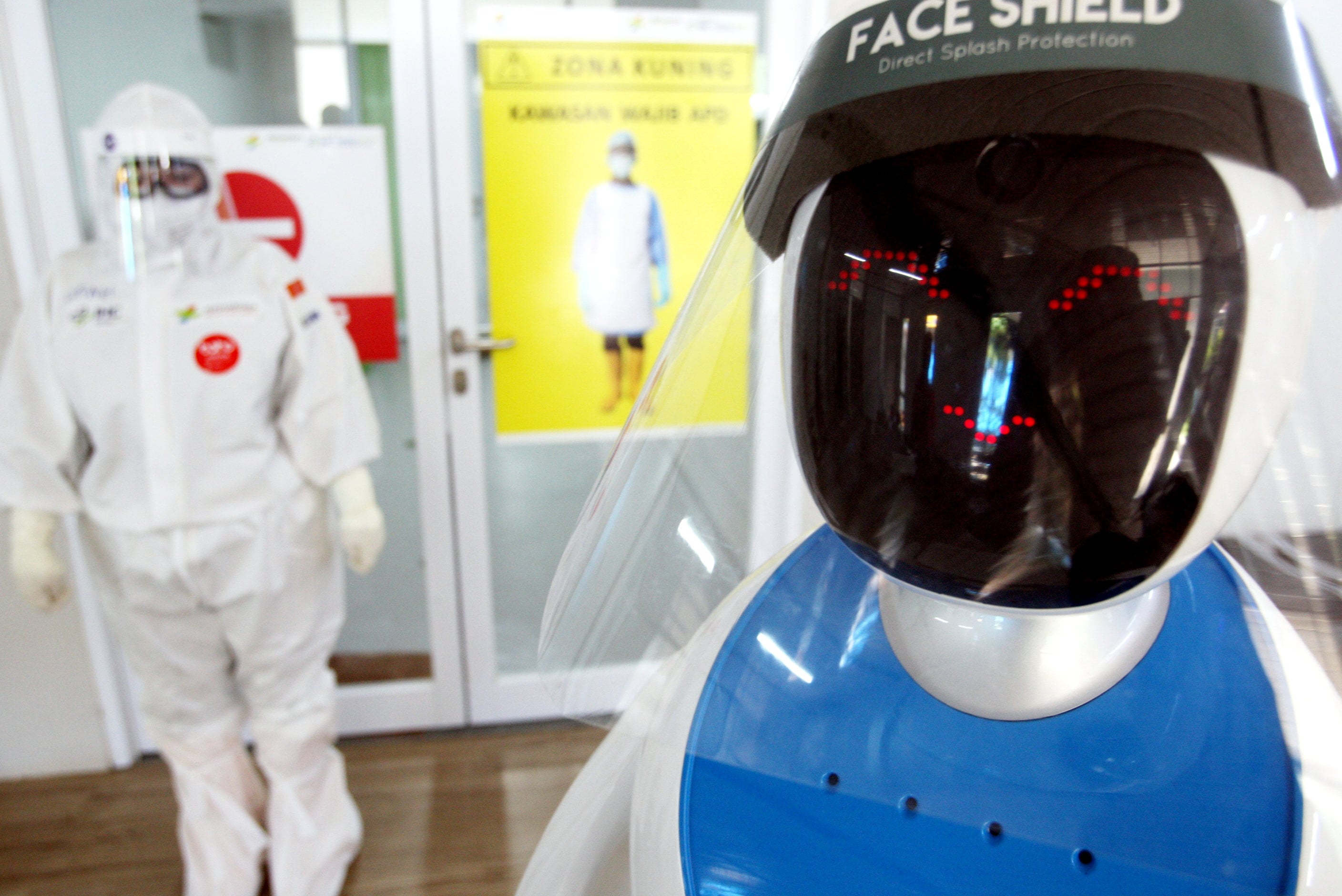 Robot Amy (putih) dan Temi (hitam) saat simulasi membantu petugas medis dalam menangani pasien Covid-19 di Rumah Sakit Pertamina Jaya.