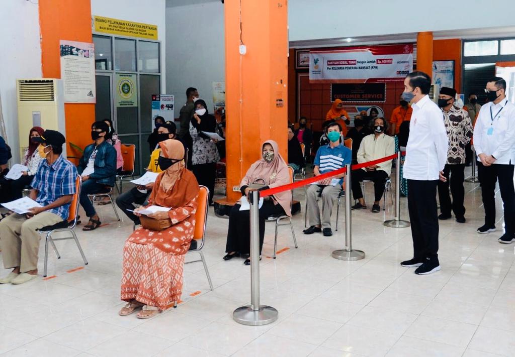 Ilustrasi -- Presiden Joko Widodo meninjau langsung penyerahan bantuan tunai 