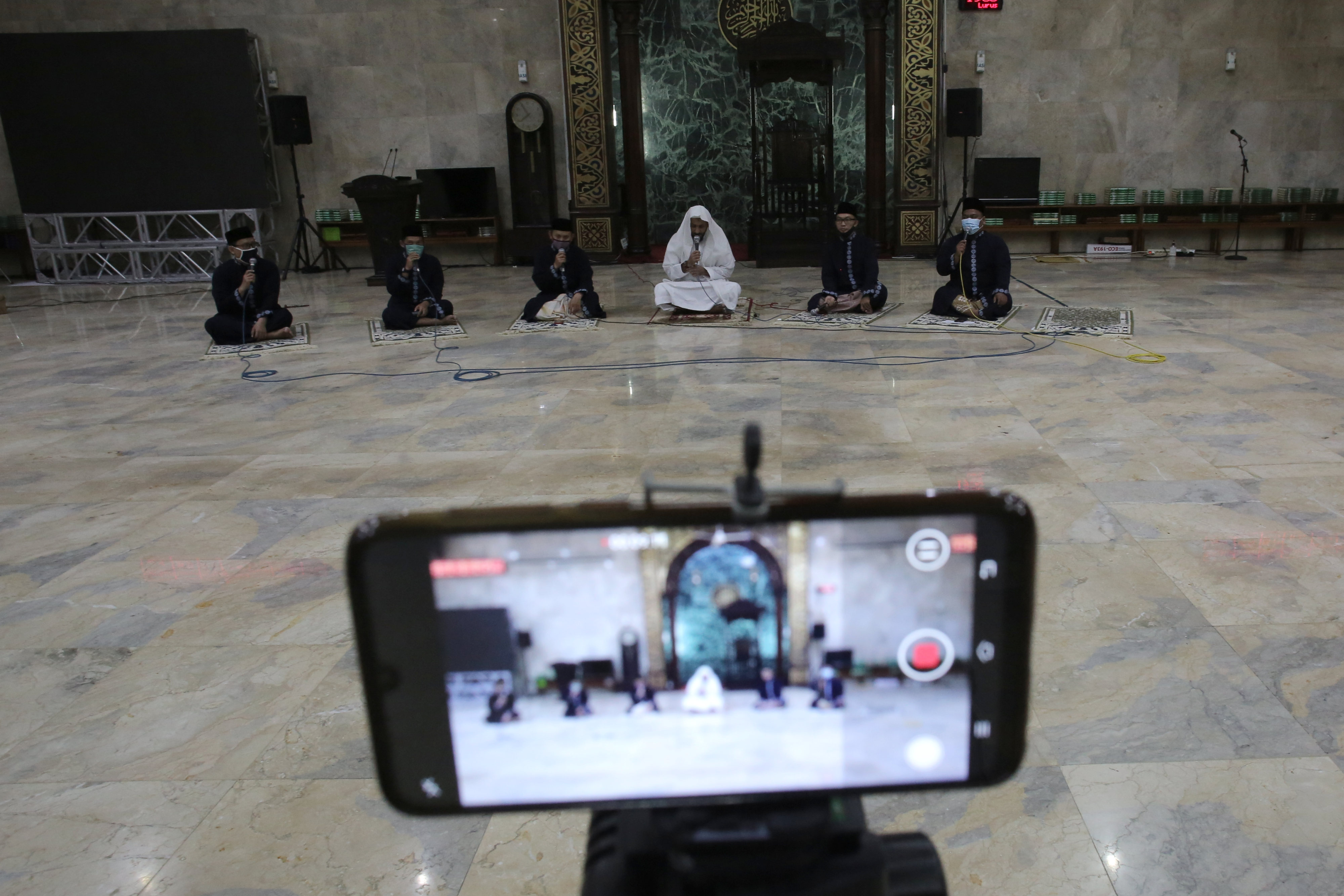 Takmir Masjid Sunda Kelapa, Jakarta, melantunkan takbir secara virtual, Sabtu (23/5). 