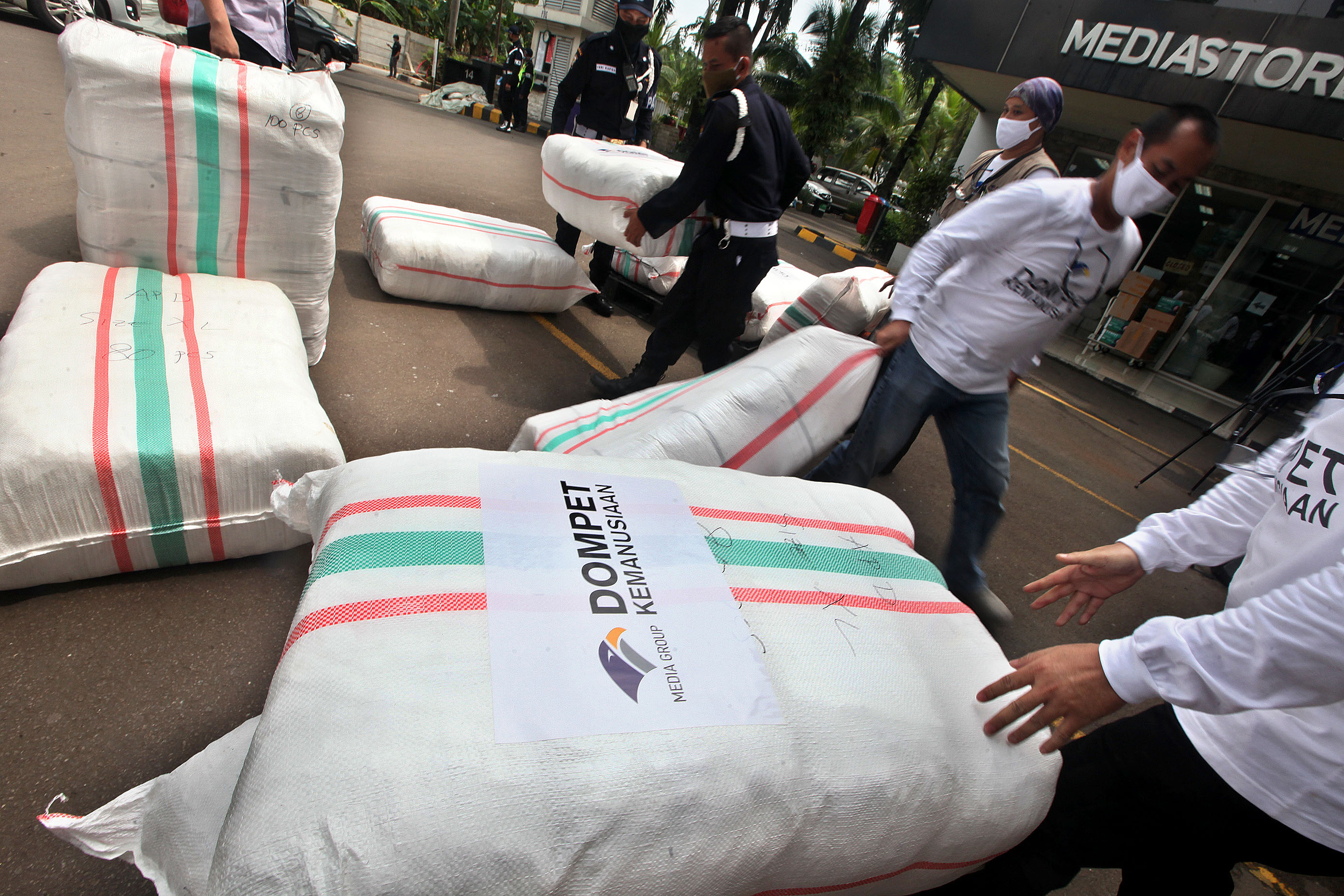 Penyerahan bantuan paket alat pelindung diri (APD) di kantor Media Group.