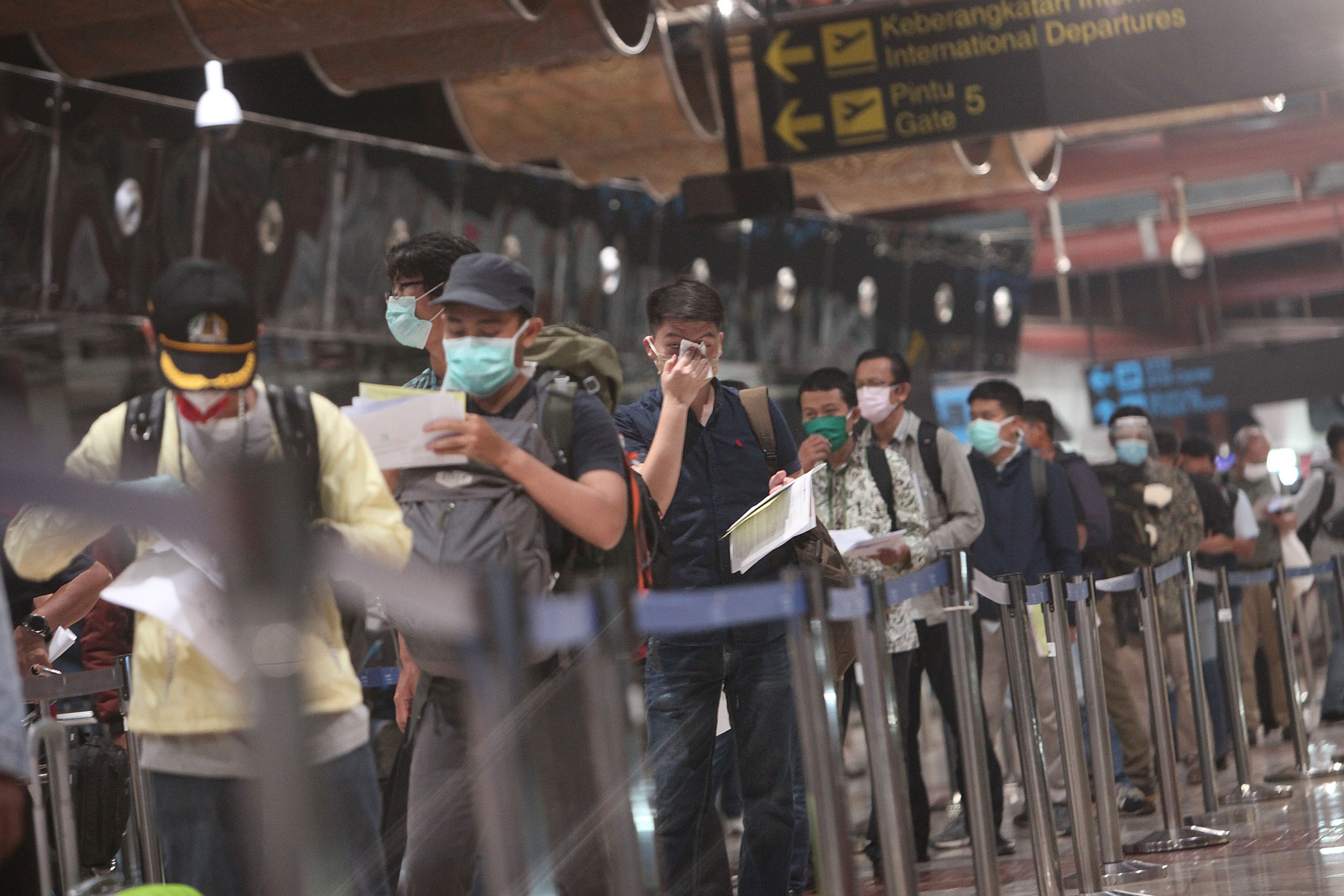 Antrean calon penumpang untuk dilakukan pemeriksaan kesehatan serta dokumen kelengkapan di Terminal 2, Bandara Soekarno-Hatta