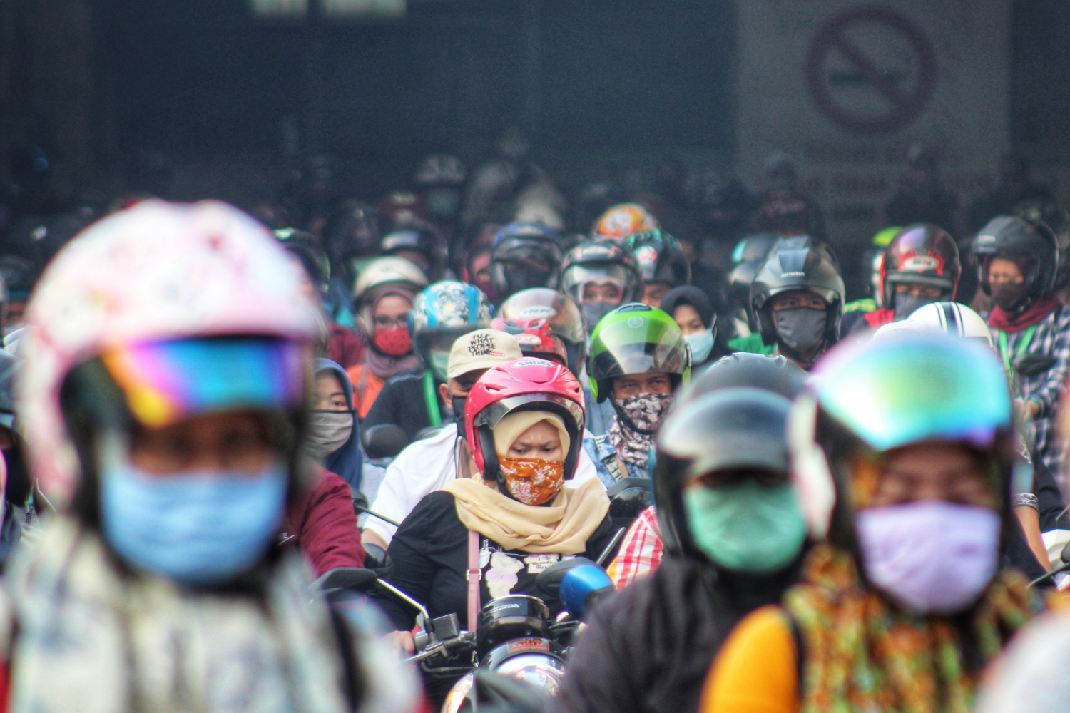 Para buruh meninggalkan pabrik di kawasan Cikupa Kabupaten Tangerang (17/4)