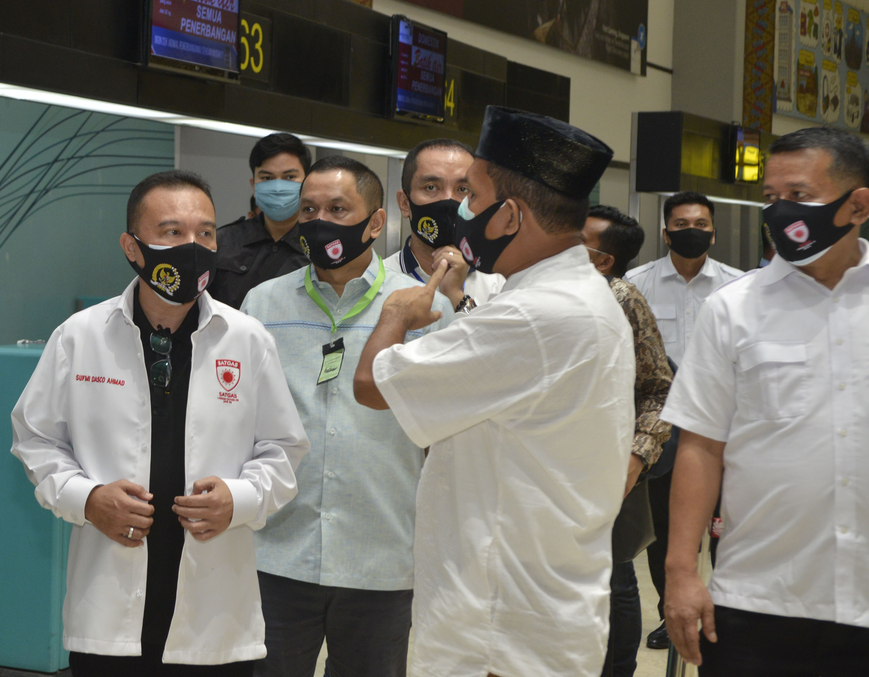 Ketua Satgas Lawan Covid-19 DPR RI, Sufmi Dasco Ahmad (kiri) melakukan sidak ke Bandara Soekarno Hatta, Sabtu (23/5).