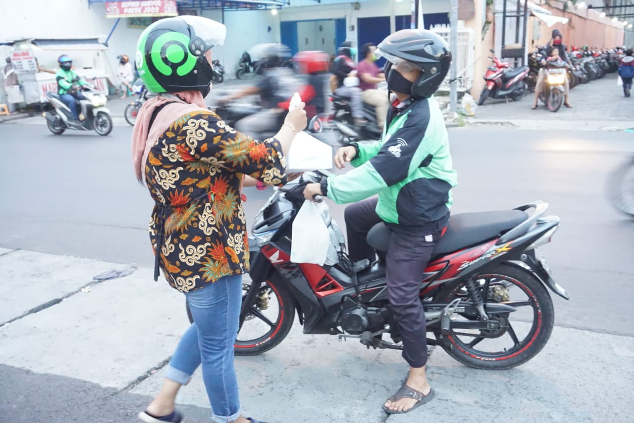 Evalube bersama komunitas membagikan donasi berupa makanan berbuka puasa dan sembako