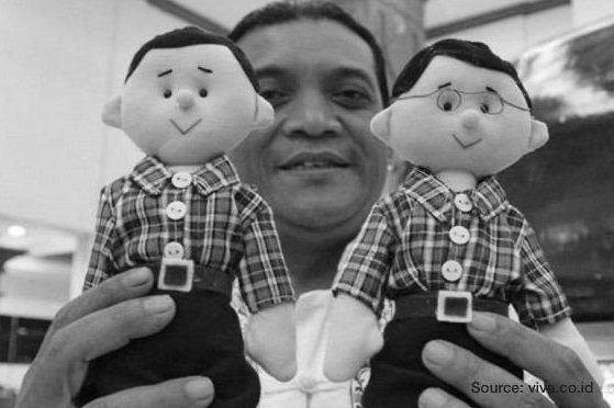 Seniman Didi Kempot memperlihatkan boneka pasangan Jokowi-Ahok