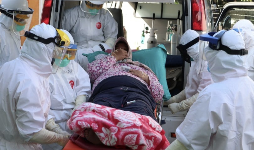 Istri Wali Kota Tidore Ali Ibrahim, Sulama, dirujuk dari RSD Tikep ke RSUD Chasan Boesoirie setelah dinyatakan positif covid-19.