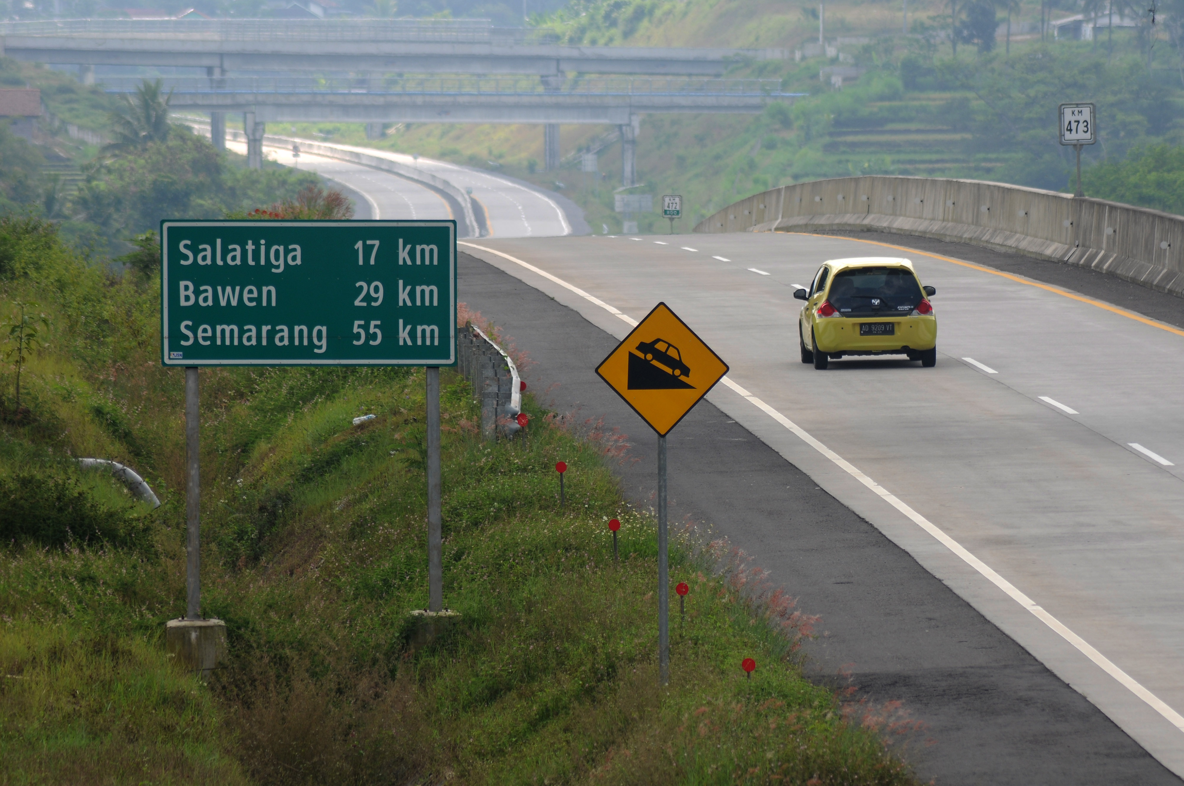 Suasana arus lalu lintas lengang di ruas tol Salatiga-Boyolali, Boyolali, Jawa Tengah, Sabtu (23/5/2020)
