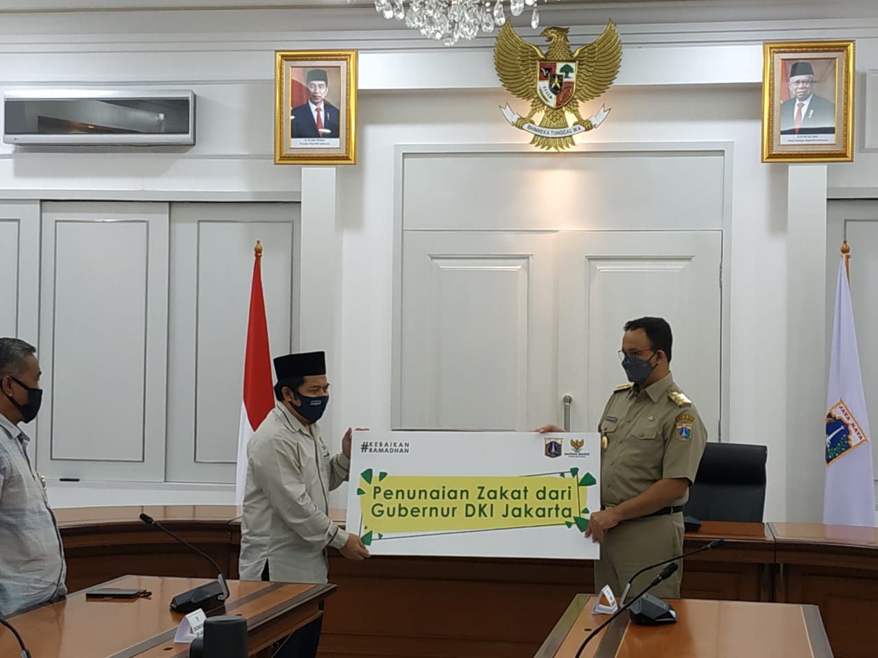 Gubenrur DKI Jakarta Anies Baswedan menunaikan zakat mal melalui Baznas (Bazis) DKI Jakarta.