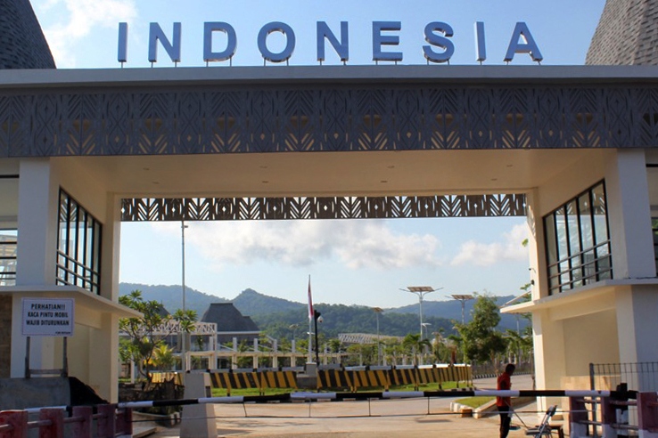 Petugas di pos batas negara terpadu di NTT.