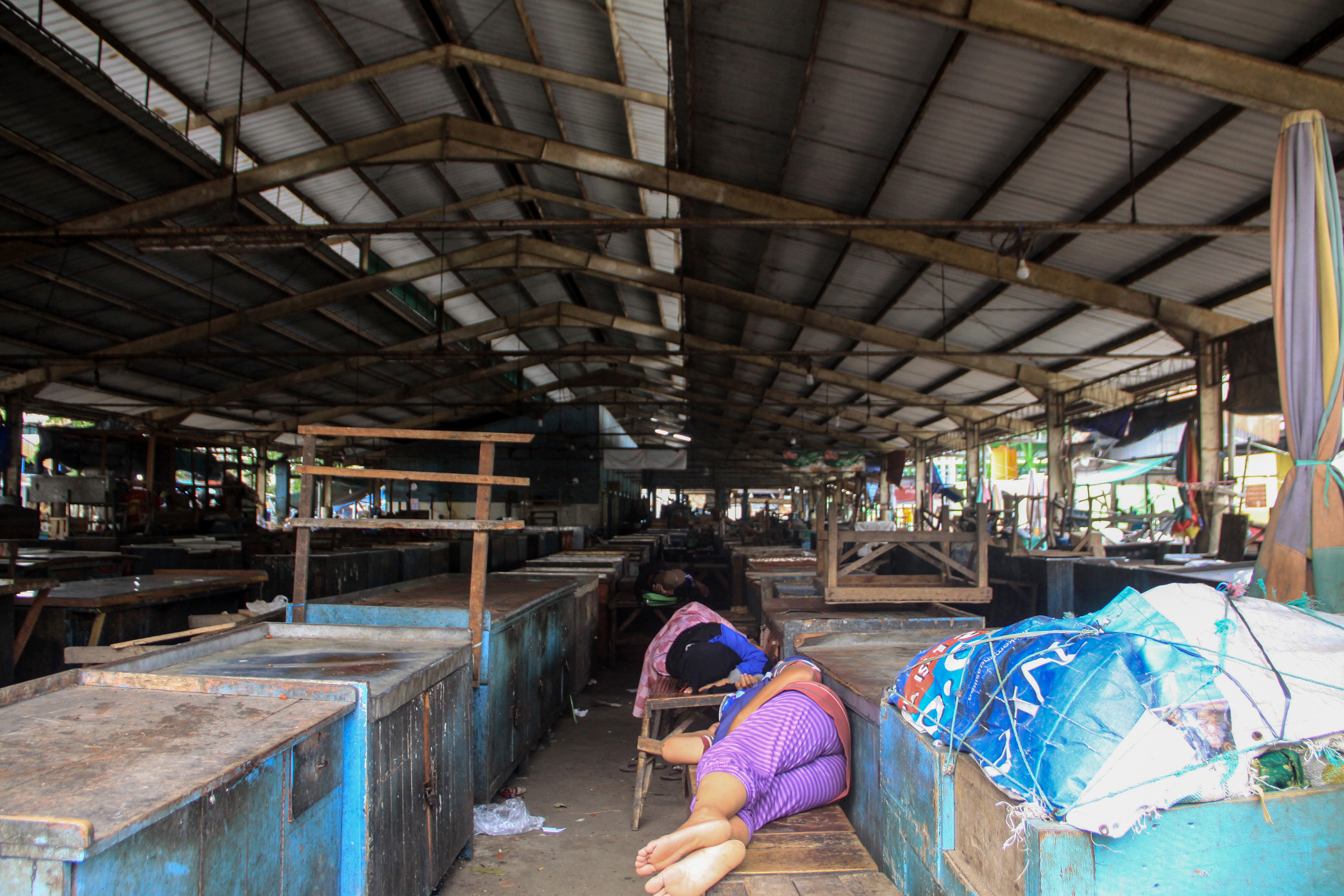 Pedagang tidur di Pasar Porong, Sidoarjo, Jawa Timur, Rabu (29/4/2020). 