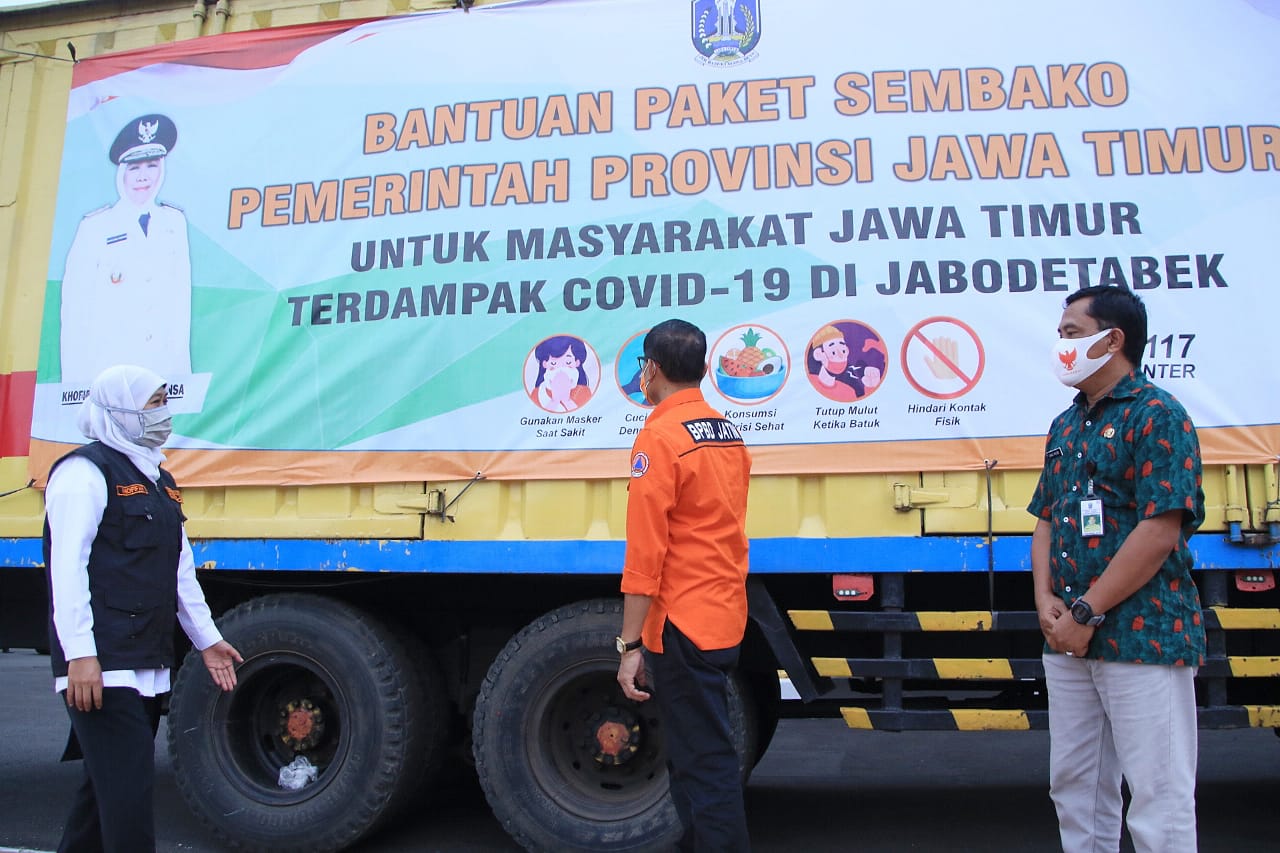 Gubernur Jatim Khofifah Indar Parawansa memberangkatkan bantuan bagi warga Jatim di Jabodetabek.