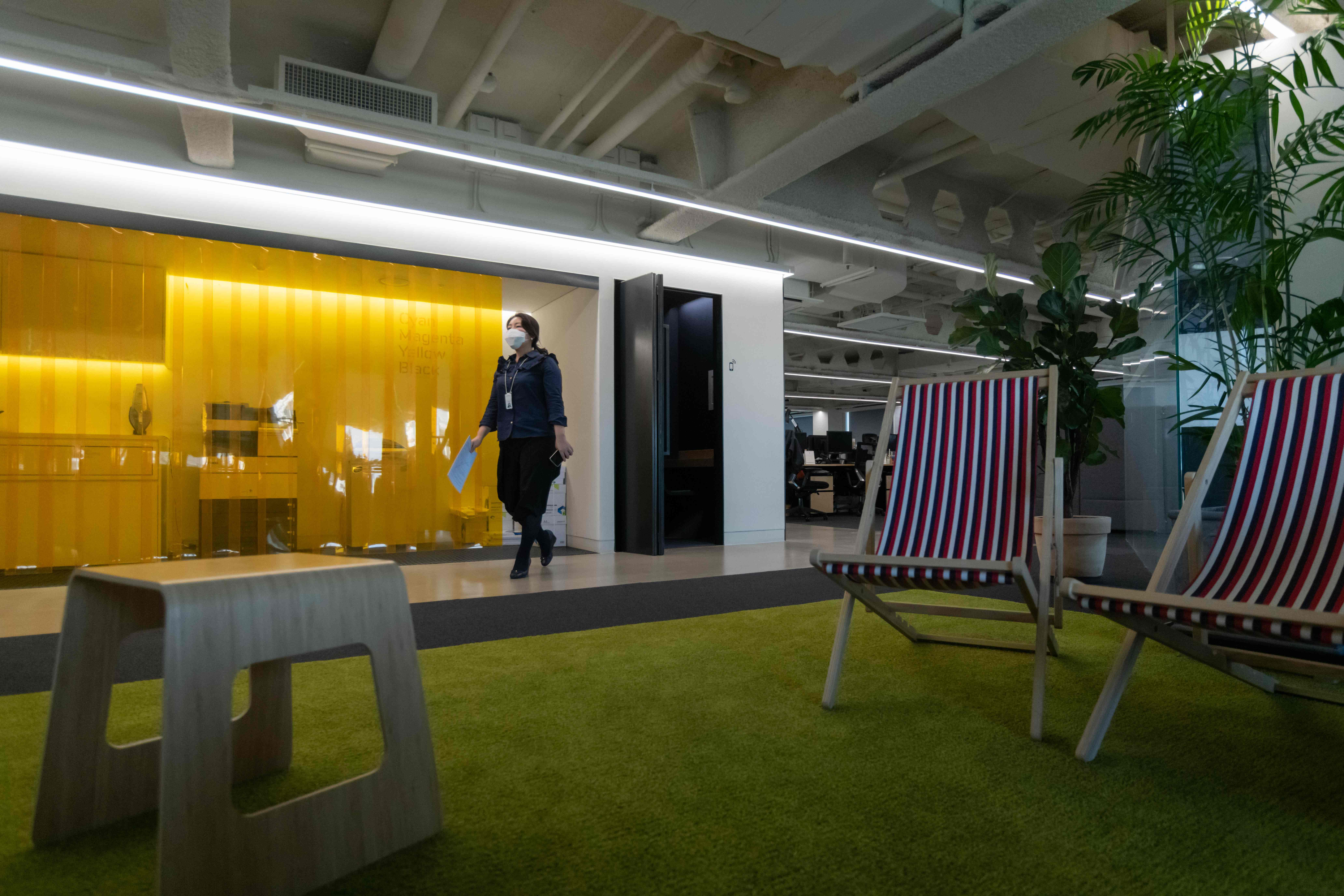 Seorang karyawan di sebuah kantor di Seoul, Korea mengenakan masker. Usai pandemi, aktivitas perkantoran harus berubah