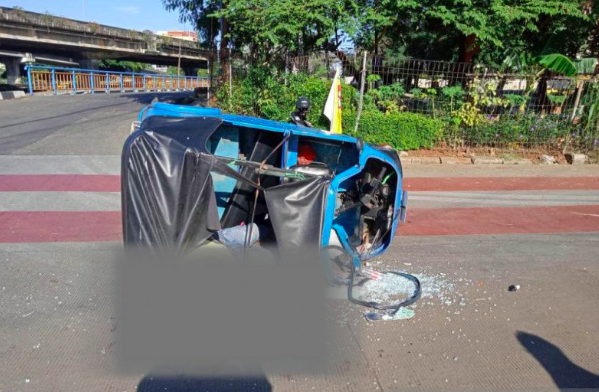 Korban kecelakaan terjadi antara Bus Trans-Jakarta dengan Bajaj di Persimpangan Lodan Raya, Pademangan, Jakarta Utara, Senin (25/5/2020)