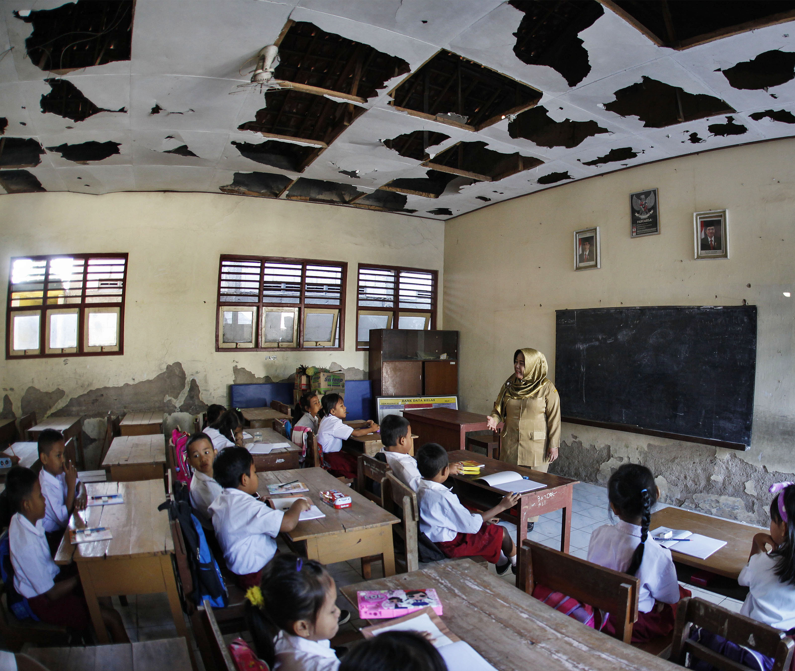 Siswa SD Negeri Kalangan Solo mengikuti Kegiatan Belajar Mengajar (KMB).