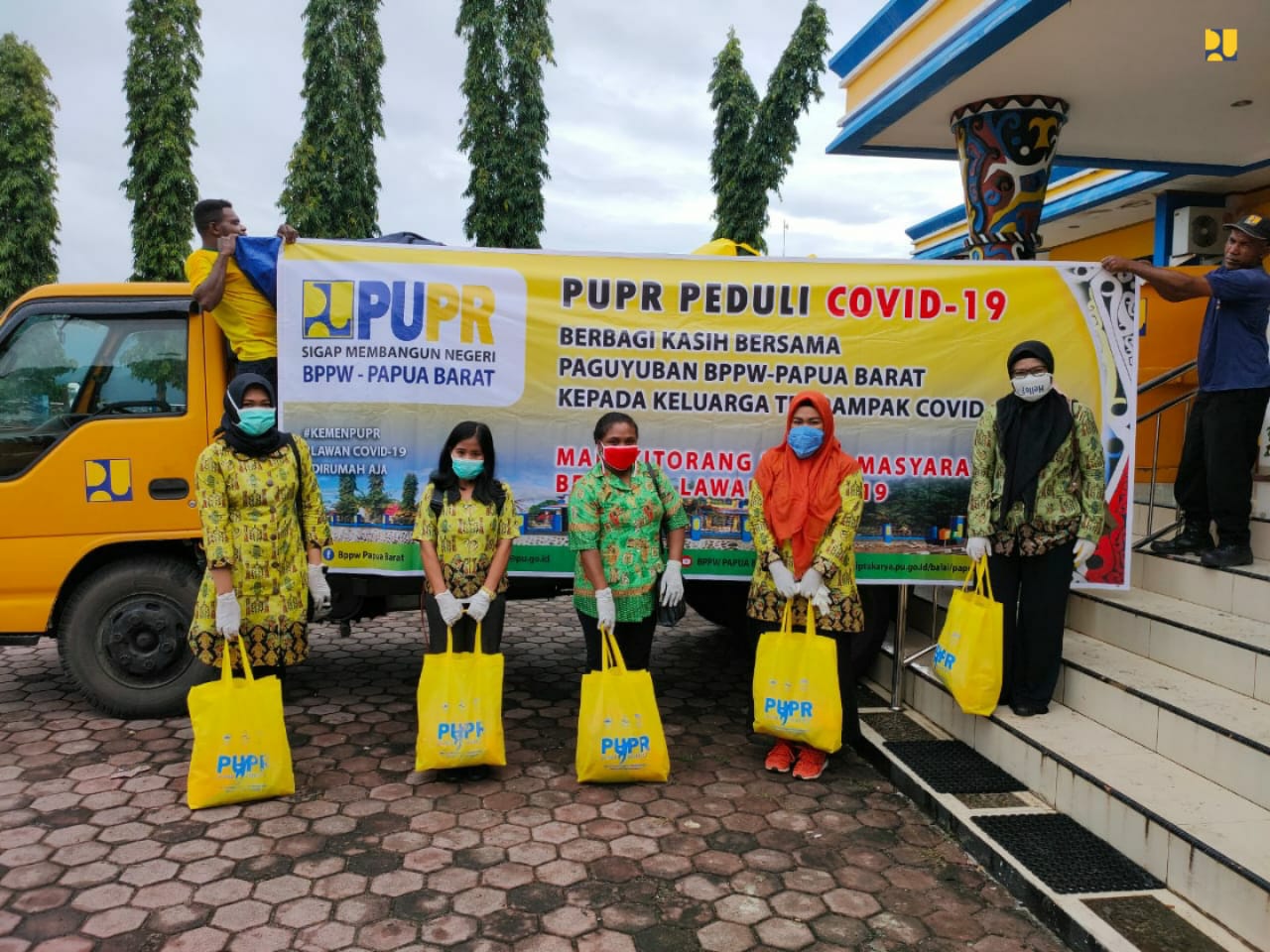 Kementerian PUPR memberikan bansos berupa 56.125 kantung sembako senilai Rp 10 miliar yang disalurkan secara serentak di 34 provinsi. 