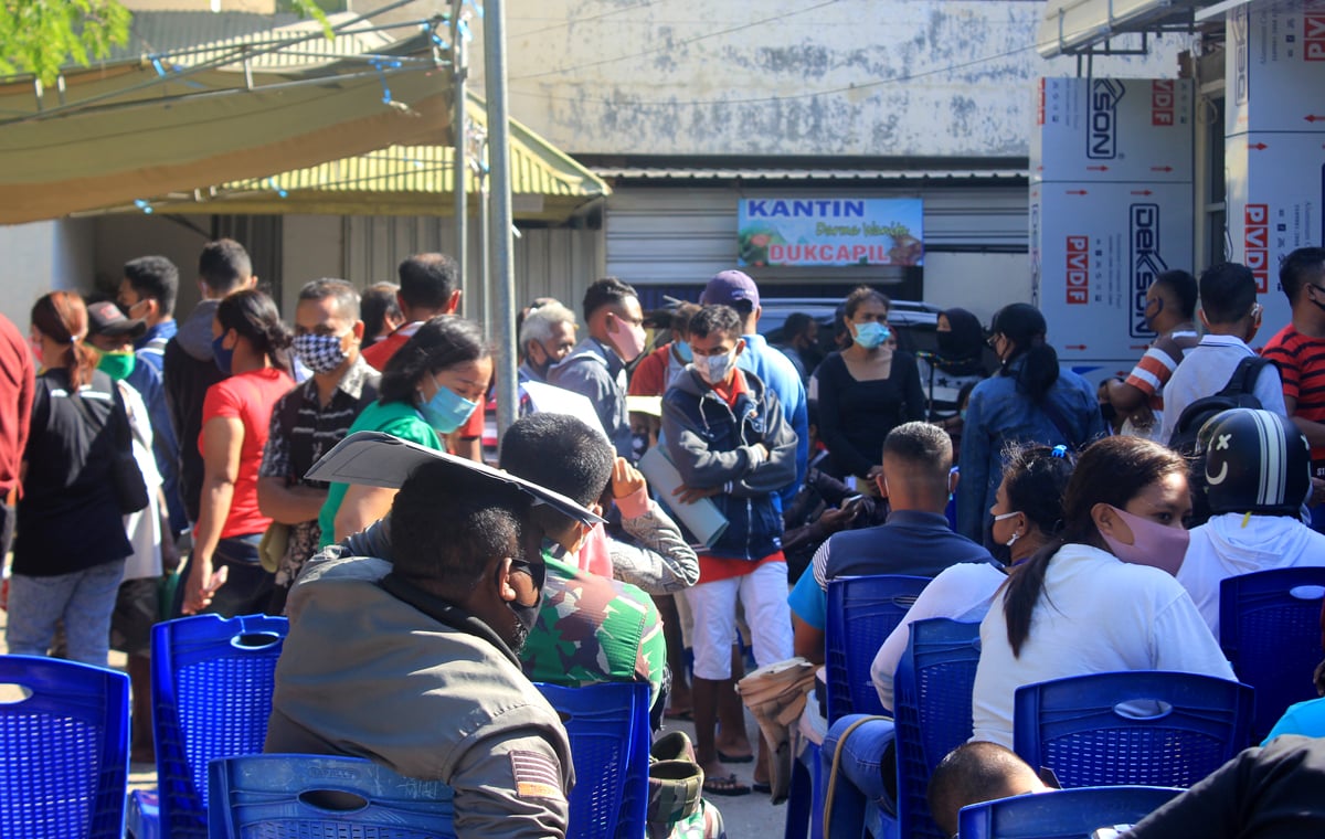 Kerumunan warga di Dinas Dukcapil Kota Kupang