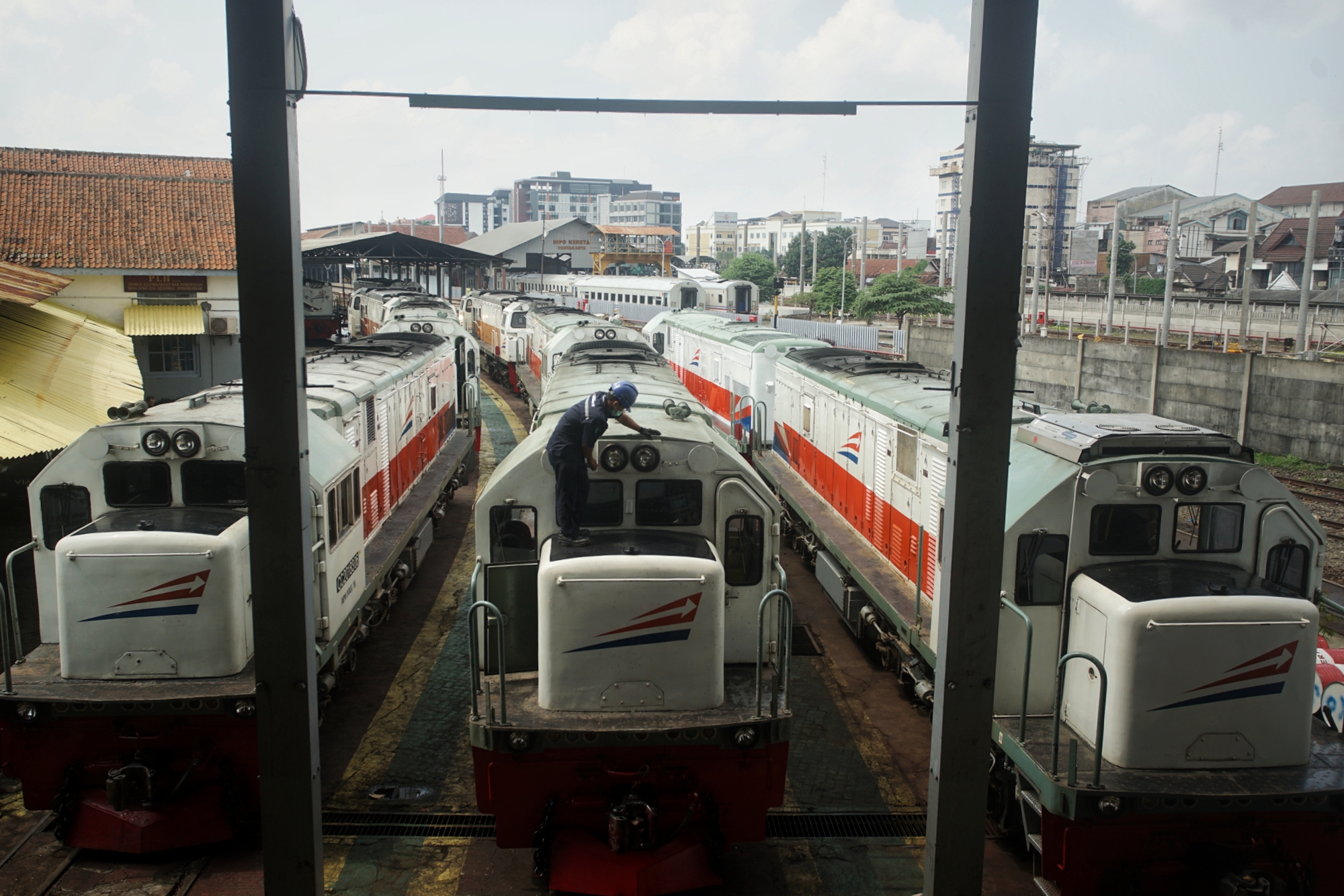 Pekerja melakukan perawatan lokomotif di Stasiun Tugu Yogyakarta (29/4/2020)