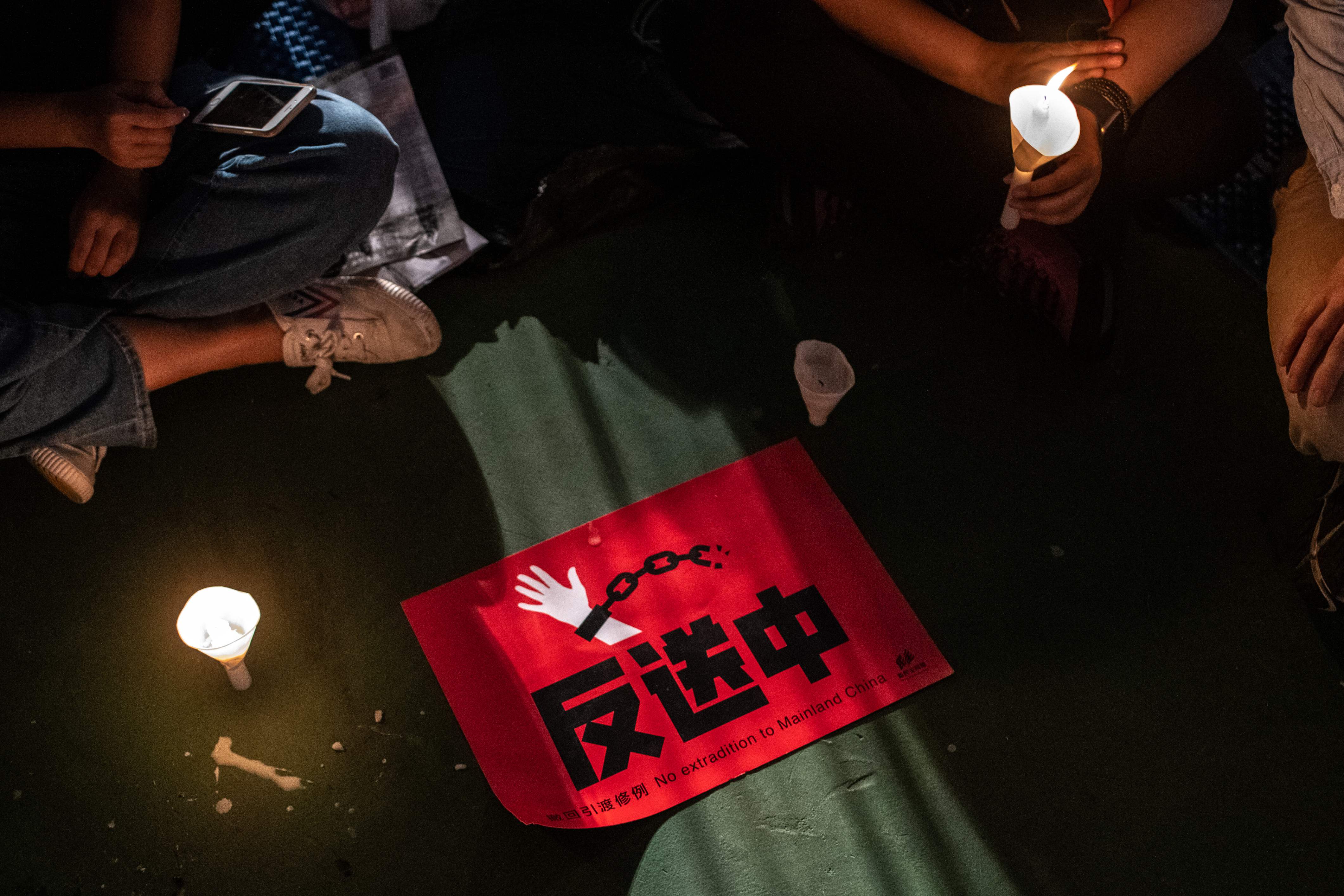 Warga Hong Kong memperingati peristiwa berdarah Tiananmen dengan menyalakan lilin.