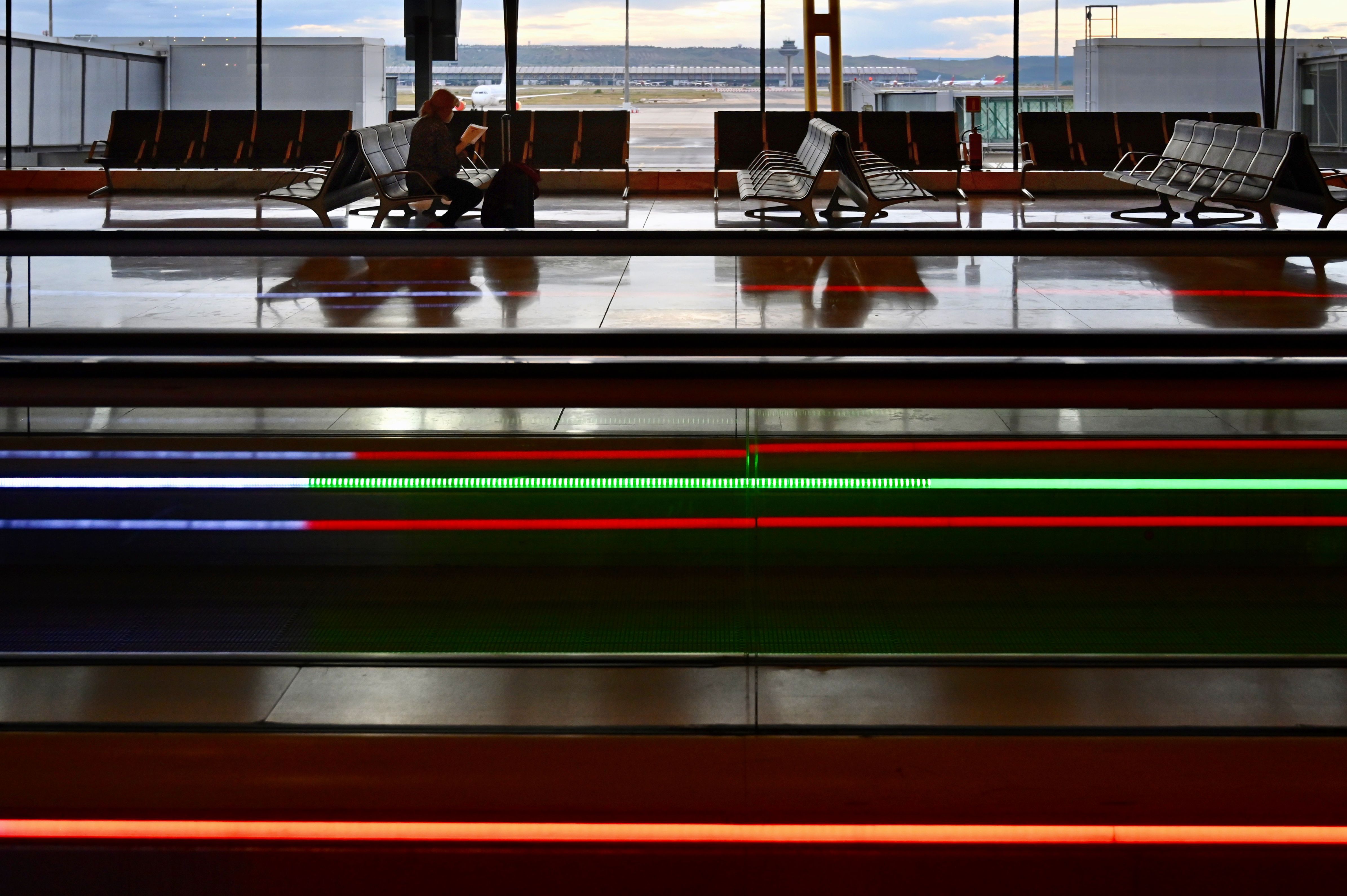 Seorang calon penumpang menunggu di Terminal 4 Bandara Barajas Adolfo Suarez, Madrid, Spanyol.