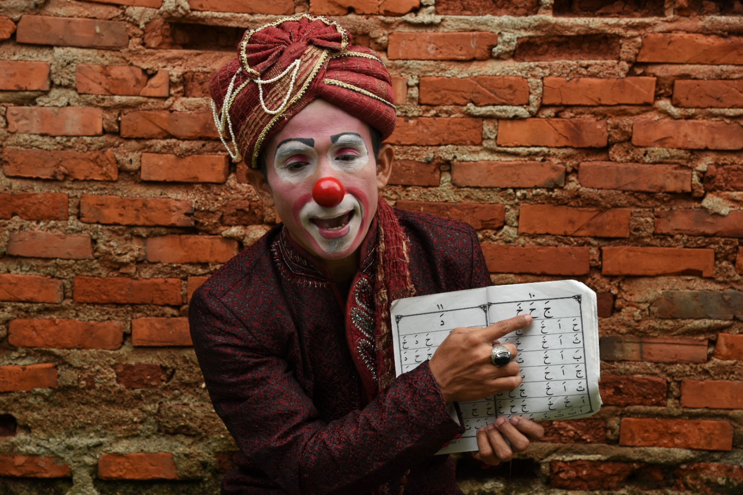 Yahya Edward Hendrawan, 38, berdakwah menjadi guru mengaji dengan menggunakan kostum badut.