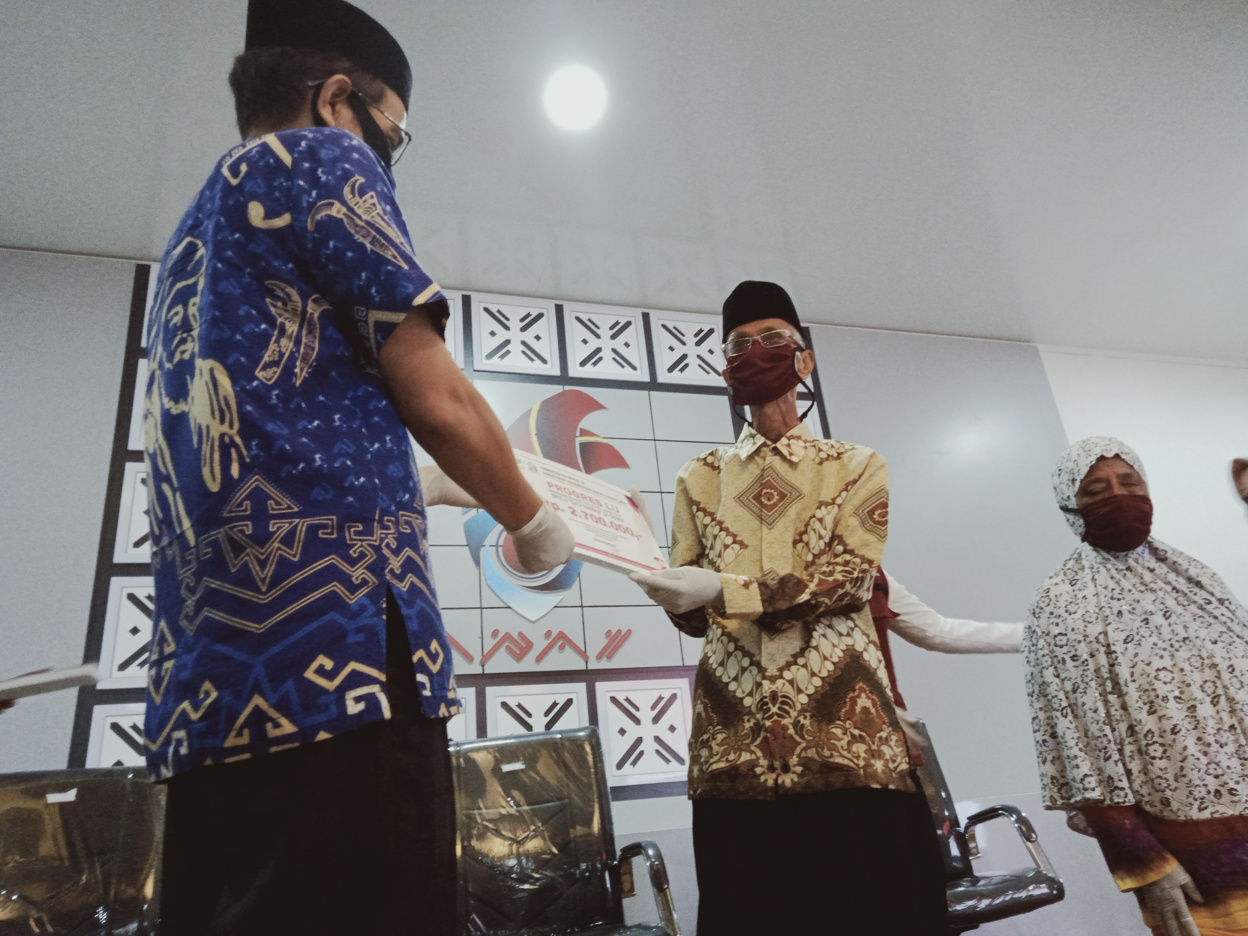 Penyaluran Bansos PROGRES-LU di Gau Mabaji di Gowa, Sulawesi Selatan, Jumat (8/5/2020)