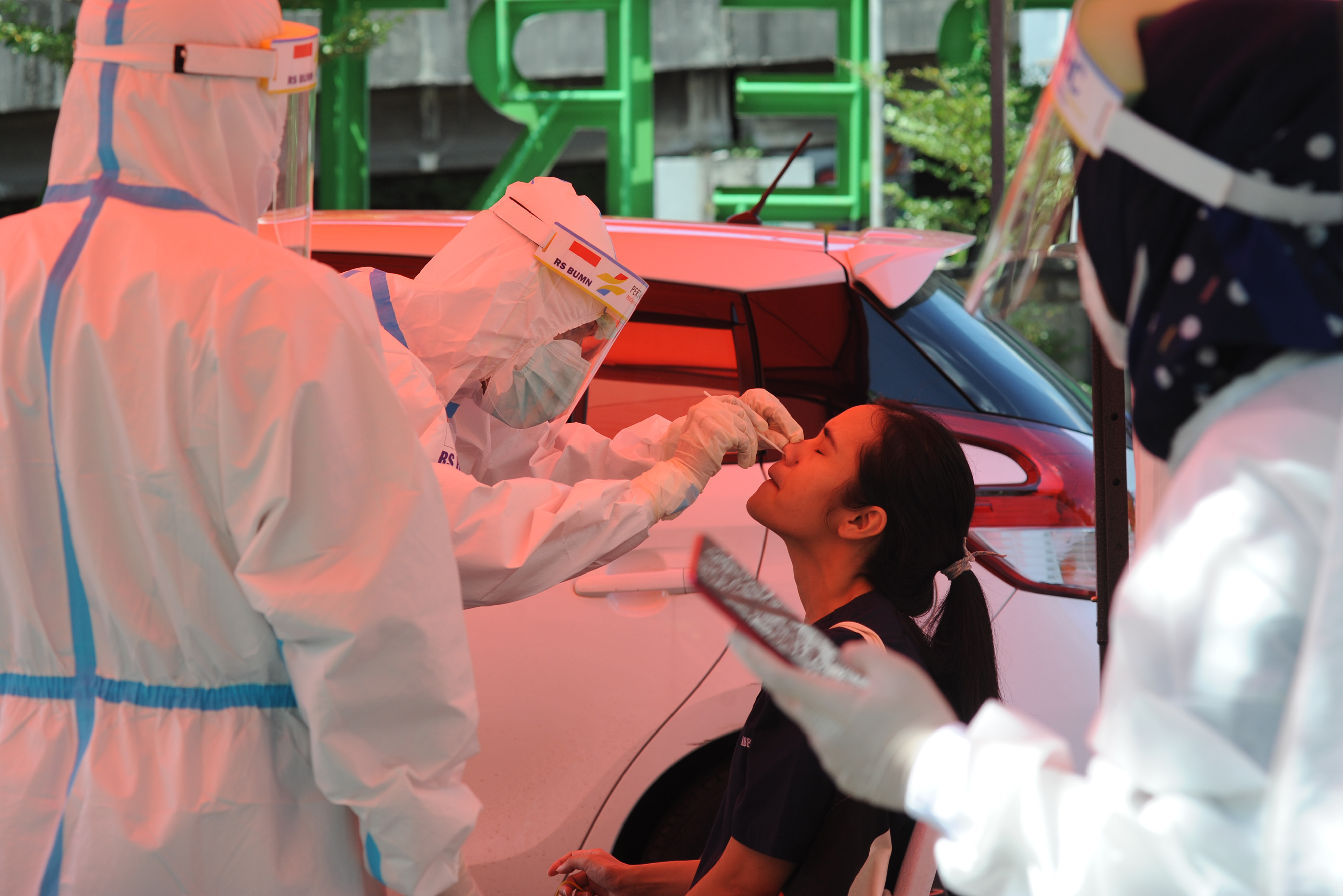 Petugas mengambil sampel cairan dari hidung dan tenggorokan warga saat mengikuti swab tes di RS Pertamina Jaya, Jakarta, kemarin.