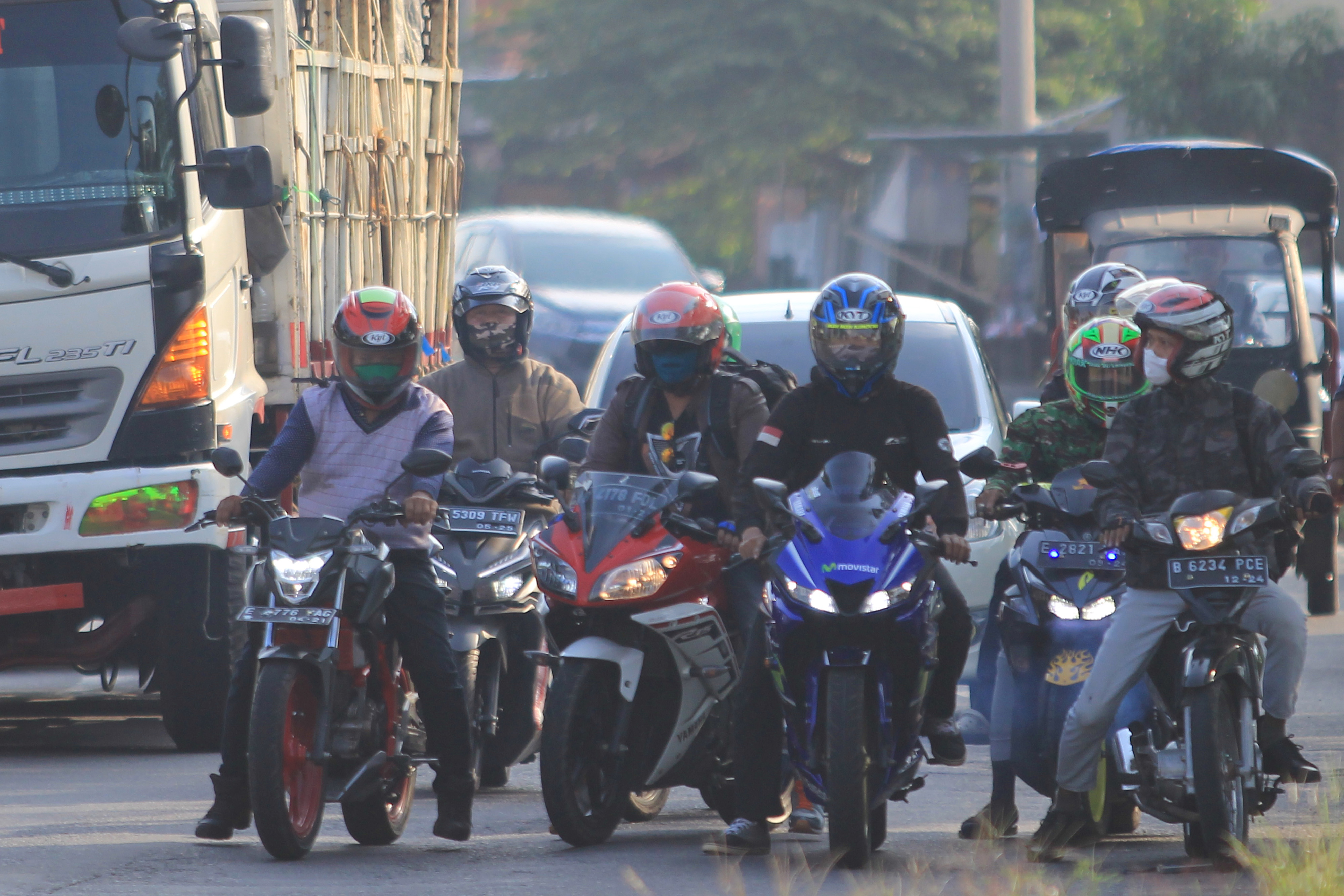 Pemudik menggunakan motor
