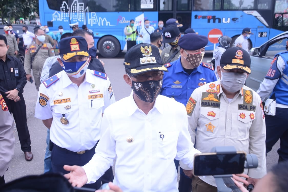 Wali Kota Harnojoyo saat meninjau check point di KOta Palembang