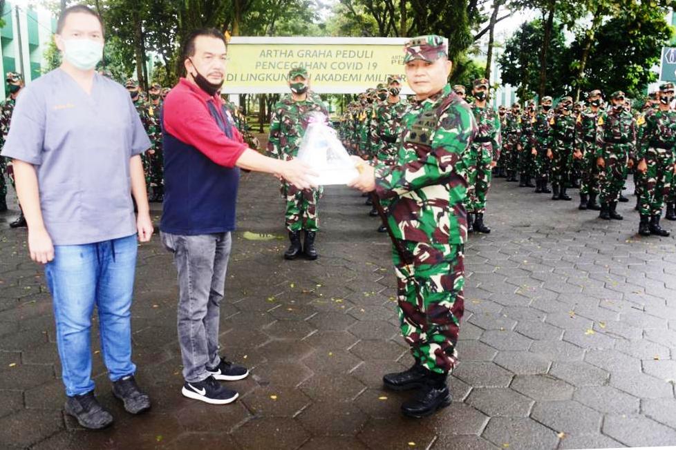  Perwakilan AGP Samir Wijaya (kiri) menyerahkan bantuan secara simbolis kepada Gubernur Akmil Mayjen TNI Dudung Abdurachman.