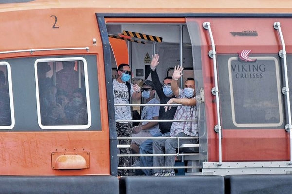WNI yang menjadi kru kapal pesiar MV Viking Orion saat akan sandar di Pelabuhan JICT, Tanjung Priok, kemarin