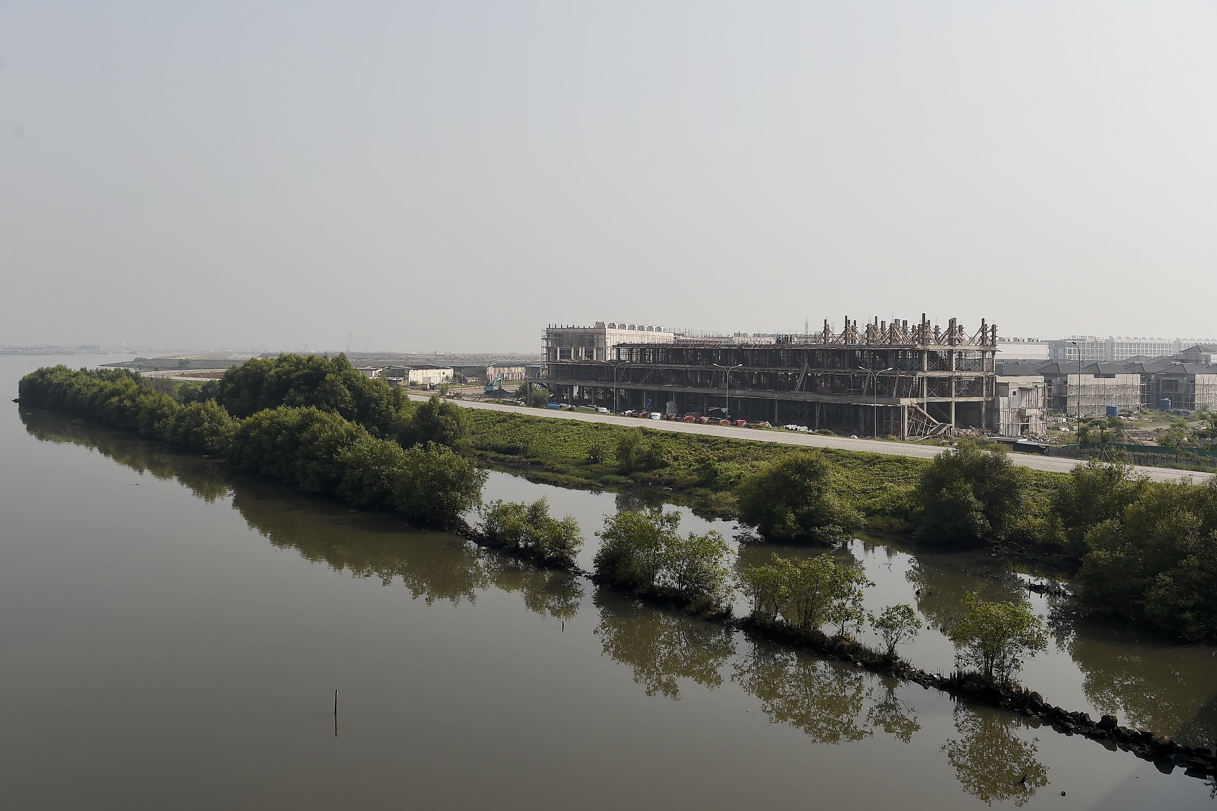 Deretan bangunan di Pulau D hasil reklamasi teluk Jakarta